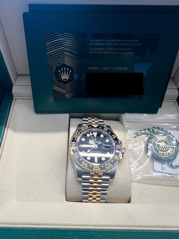 May be an image of wrist watch and text that says '2 G EX RX 00พ そり 6 14 6 6 OI 8 10 12 รยาง ROE'