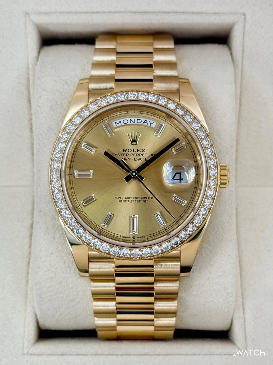 May be an image of wrist watch and text that says '有 MONDAY 1 V ROLEX STERPE PERPETU AY -DATE ad (o ١ا SUPERLATIVE CHRONOMETER OFFICIALLY M 1L חו.ט মার ج = GwISE MISE MADE…