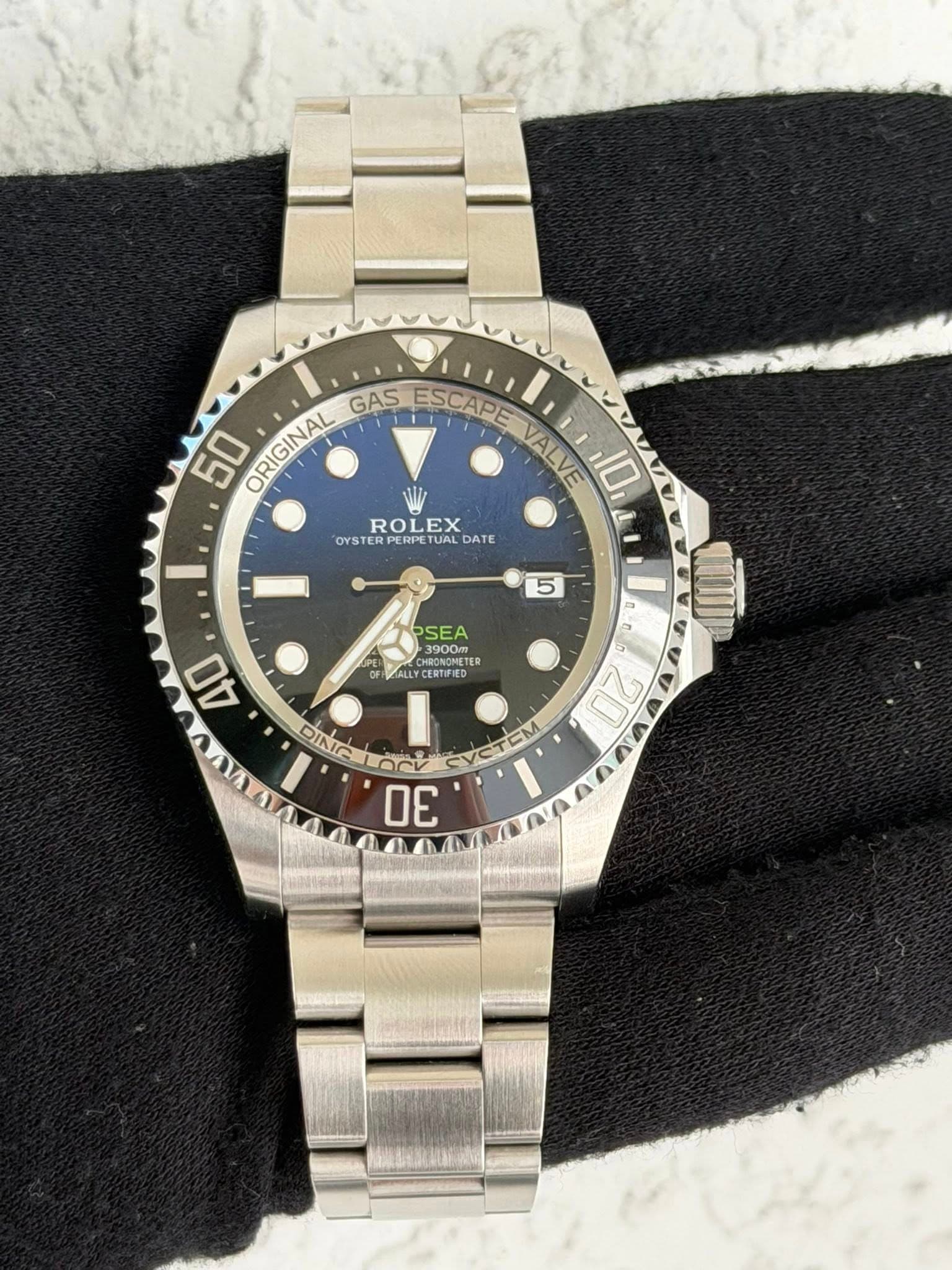 May be an image of wrist watch and text that says 'GAS ESCAPE 50 ORIGINAL VALVE 10 ROLEX OYSTER OYSTERPERPETUALDATE PERP UAL DATE 5 SEA 3900m 3900m HDONONETED YCERTIFIED CESTIIE 40…