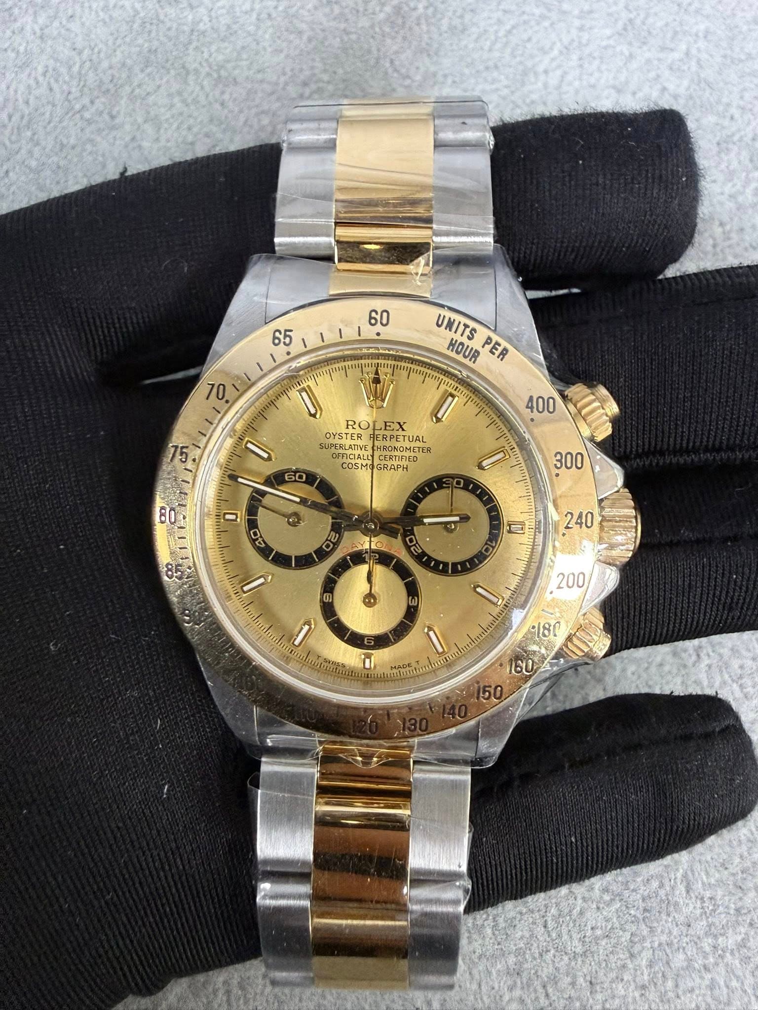 May be an image of wrist watch and text that says '65 60 T0 UNITS HOUR PER ပ D) ROL ROLEX EX ١ OYSTER SUNSLATN UAL NTICIALL CERTIFIED CRPETUAL RE HRONOMETE ERGINES COSMO SRAPH F…