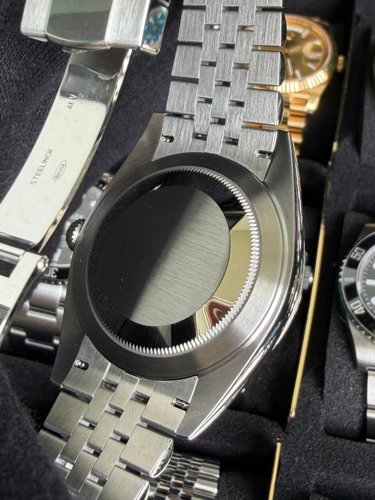 May be an image of wrist watch and text that says 'ฮฮฮฝ A STEELINO PIRAN 4 ์ 50 a 0'