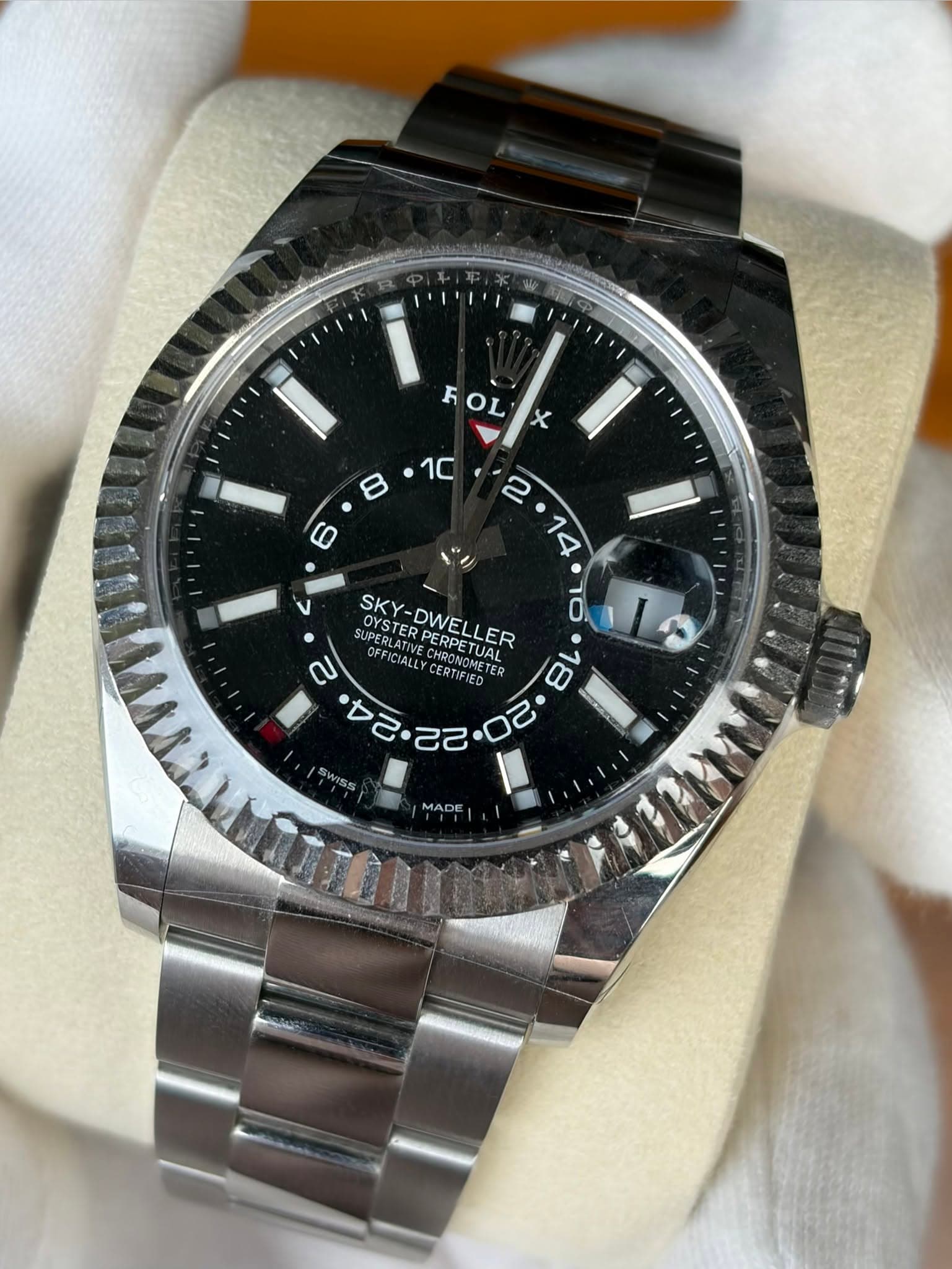 May be an image of wrist watch and text that says 'B 6 ۷ F FOL x 1C じり 12.14 2 •14 SKY- SKY-DWELLER STERPERPETUA ថៃ. SUPERLATUE SUPERI OYSTERPE กบ OFFICIAVECHRONOMETER OFFICIALL…