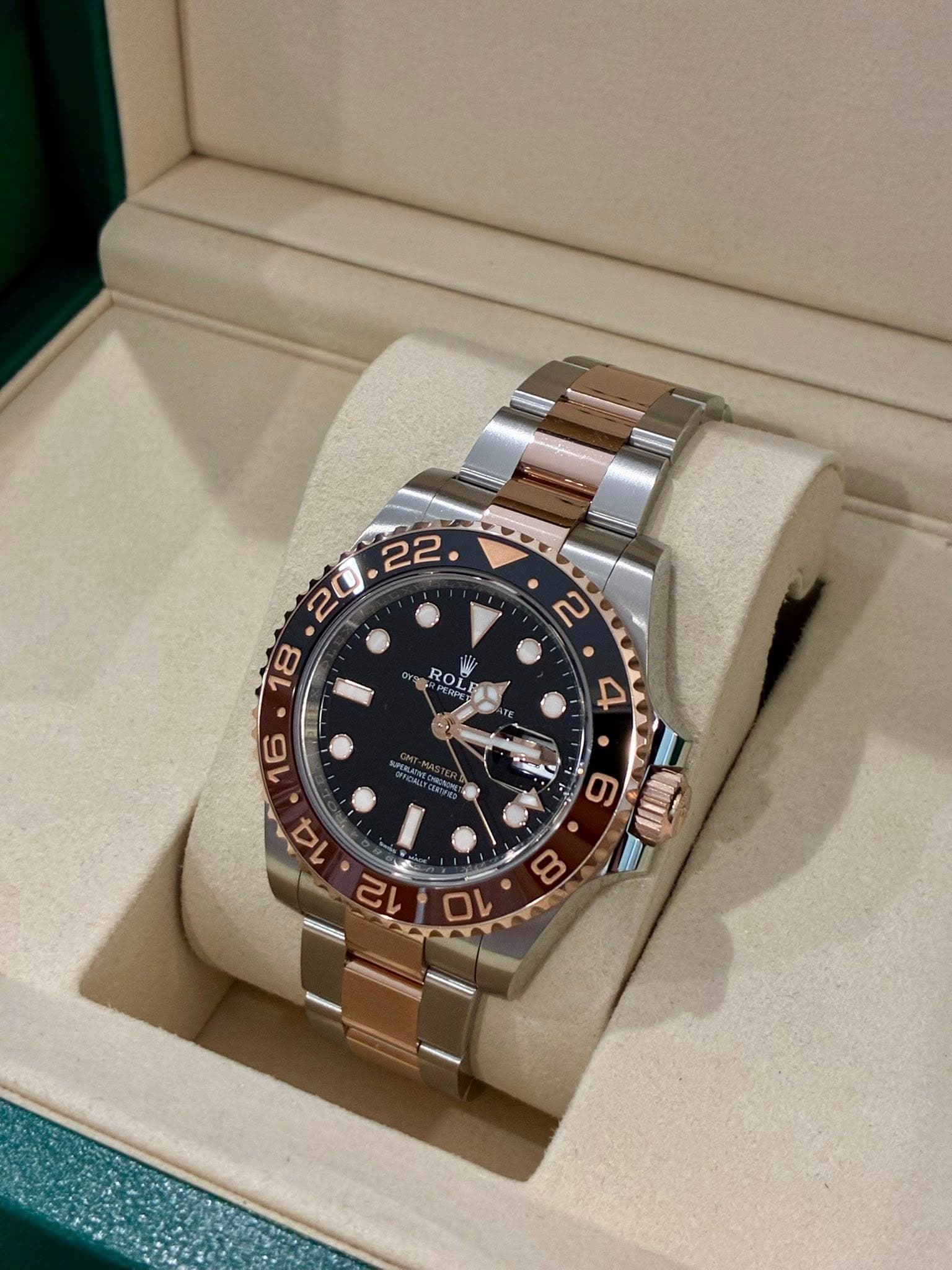 May be an image of wrist watch and text that says ' ROLE RO '