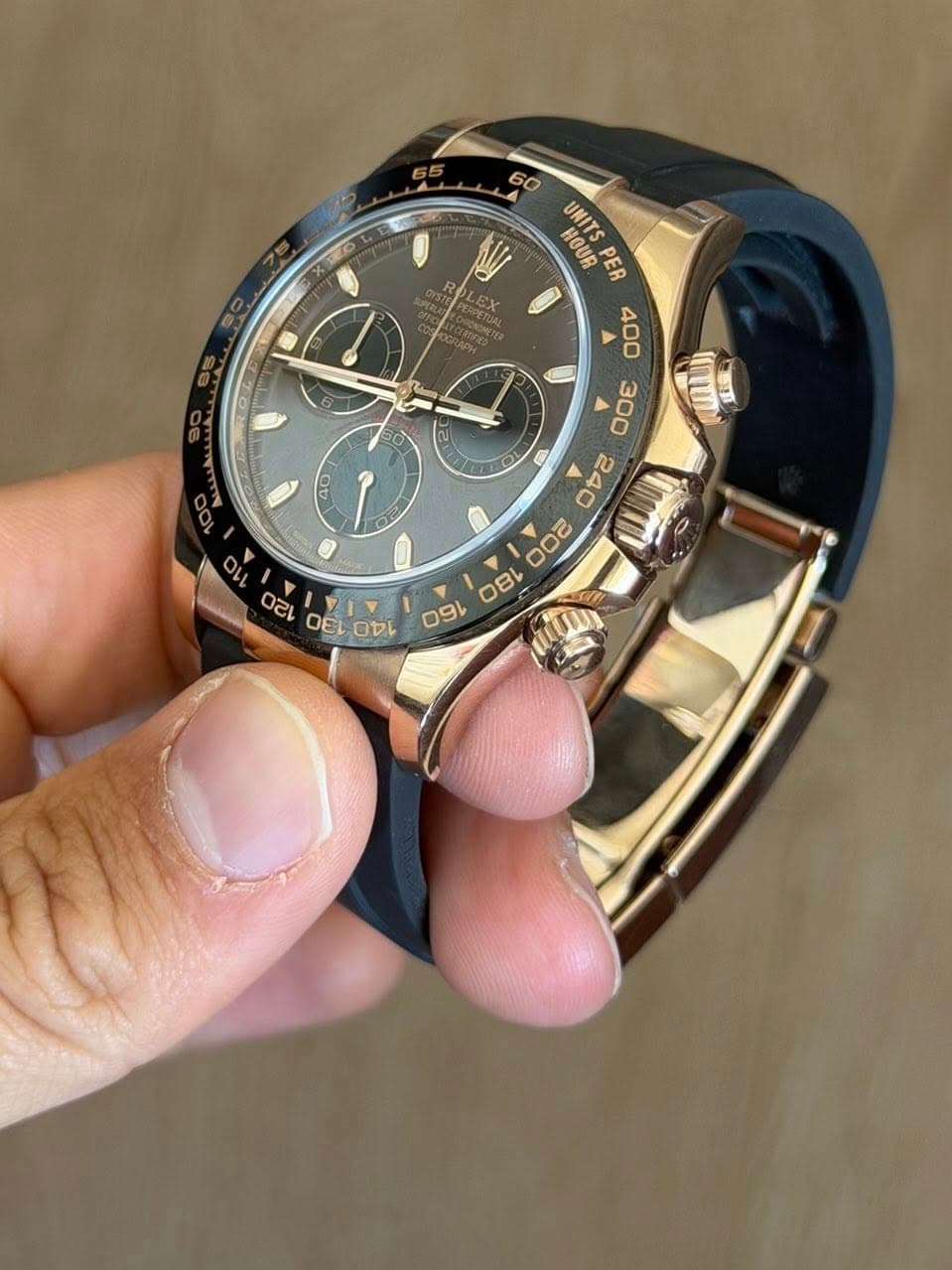 May be an image of digital watch and text that says 'R 60 A HOUR PER UNITS 400 300 司 OEL DE A 140 00己 め W 160 0'