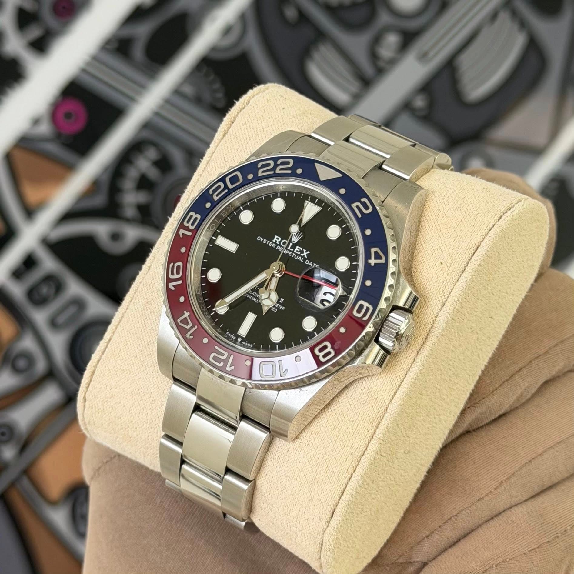 May be an image of wrist watch and text that says ' OYSTE OYSTERPERSE ROLEX ..្រន Χο PER EX EX TUAC UALDAT DAT שרר ဝ 8'