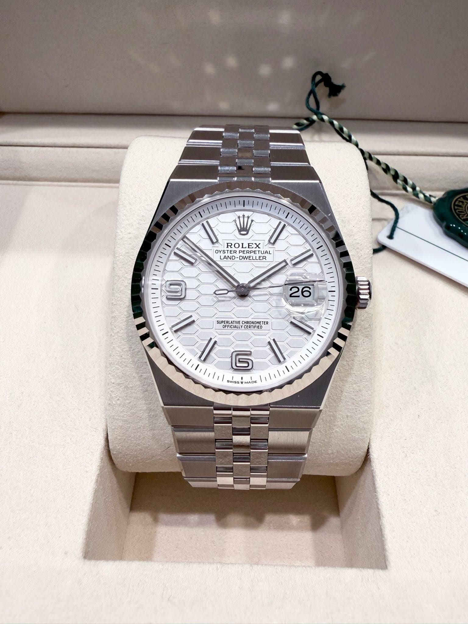 May be an image of wrist watch and text that says 'لا W ROLEX OYSTERP DYSTERPERPI ERPETUAL TUAL LAND- OHELLER OLEXUAL DWELI AND-DWE WELLER ER ២្ 26 SUPERLATIVE ) HRONCHETER l1 פ…