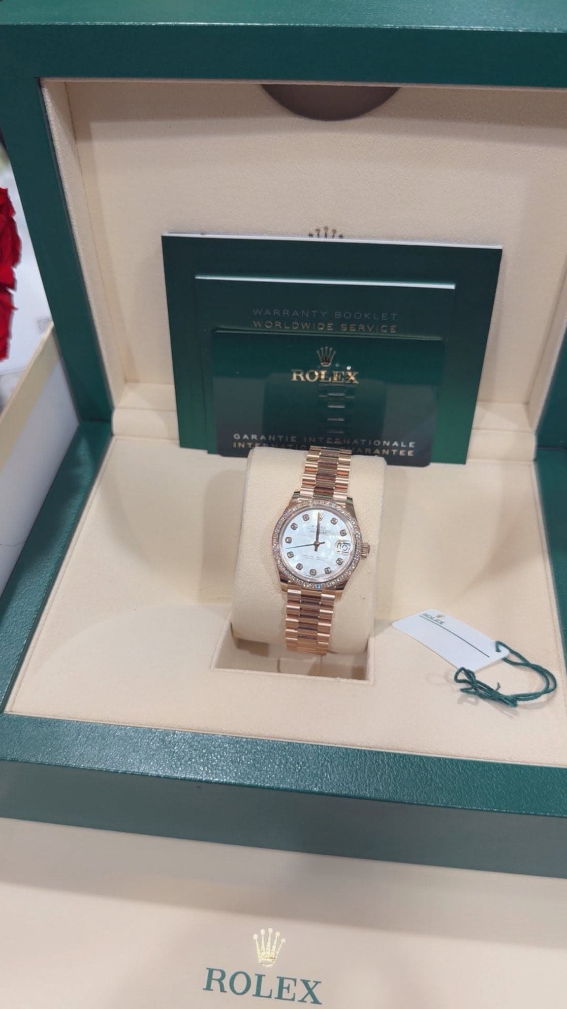 May be an image of wrist watch and text that says 'KOT ROLEX ㅍ e o 你 A ROLEX'