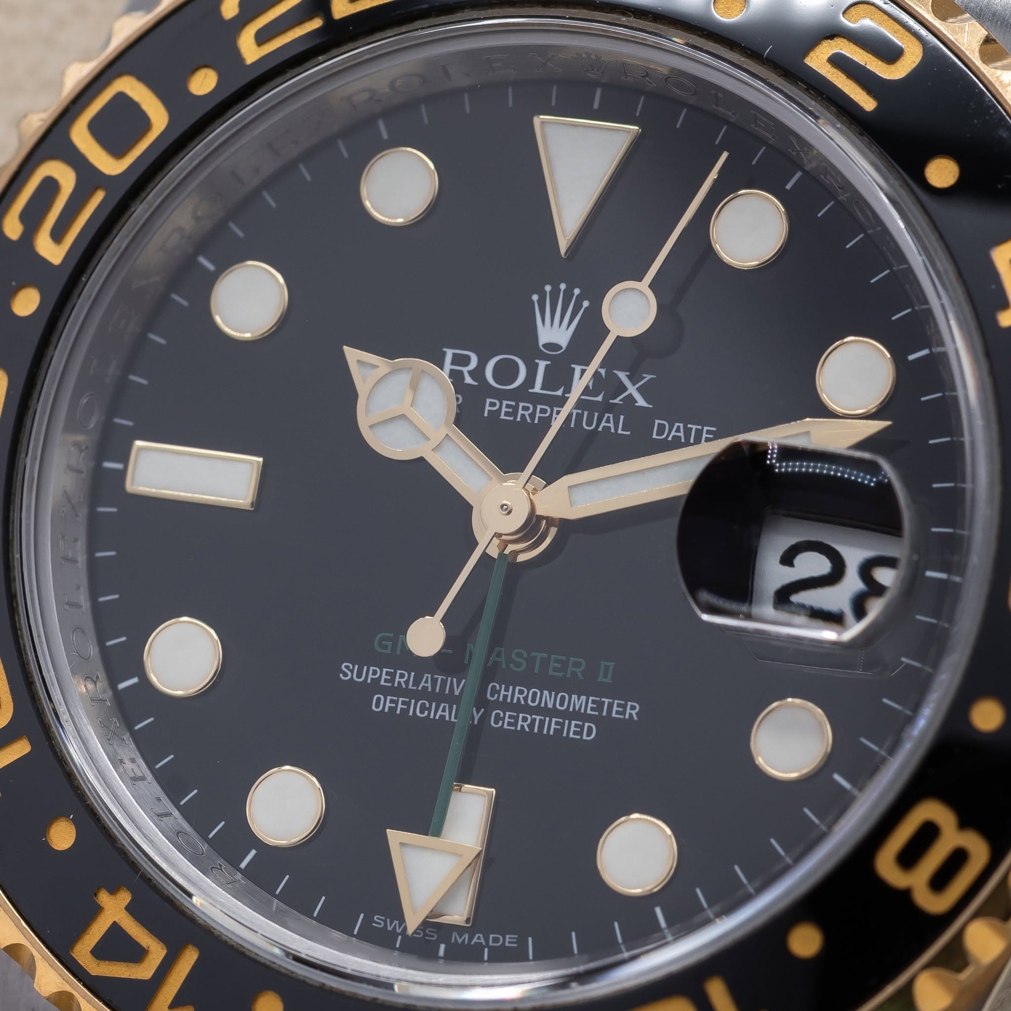 May be an image of wrist watch and text that says 'Z ROLEX PERPE PERPOTUAL UAL DATE :: 28 SUPERLATIV CHRONOMETER OFFICIAL CERTIFIED SW MADE DI 00'