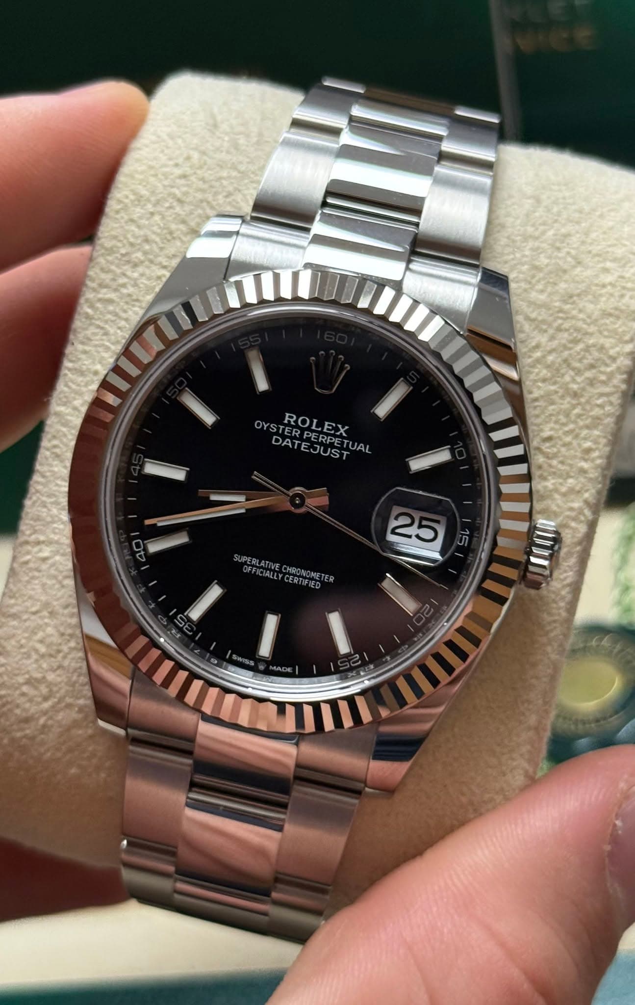 May be an image of wrist watch and text that says 'OYSTROLEX OYS OYSTERPE ROLEX PERPET ε TUAL DATEJUST PERPET DAT 0 40 SUPERLATIVEC OFFICIALLY.CERTIFIED SUPERLATIVE.CHRONOMETER…