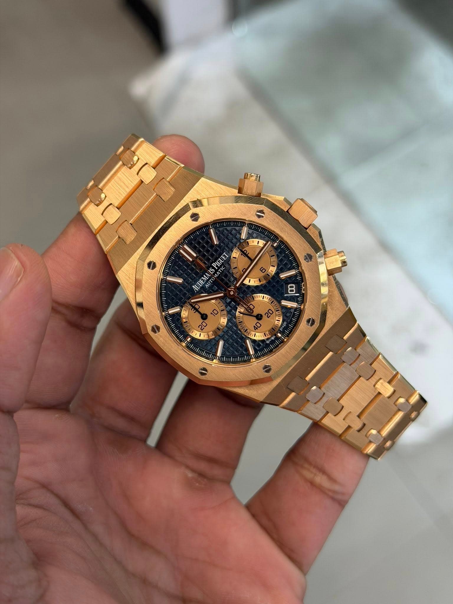 May be an image of wrist watch and text that says 'い II SPICL PIGI IUDE AUDEMASPIC חיית 8 ፎ IE'