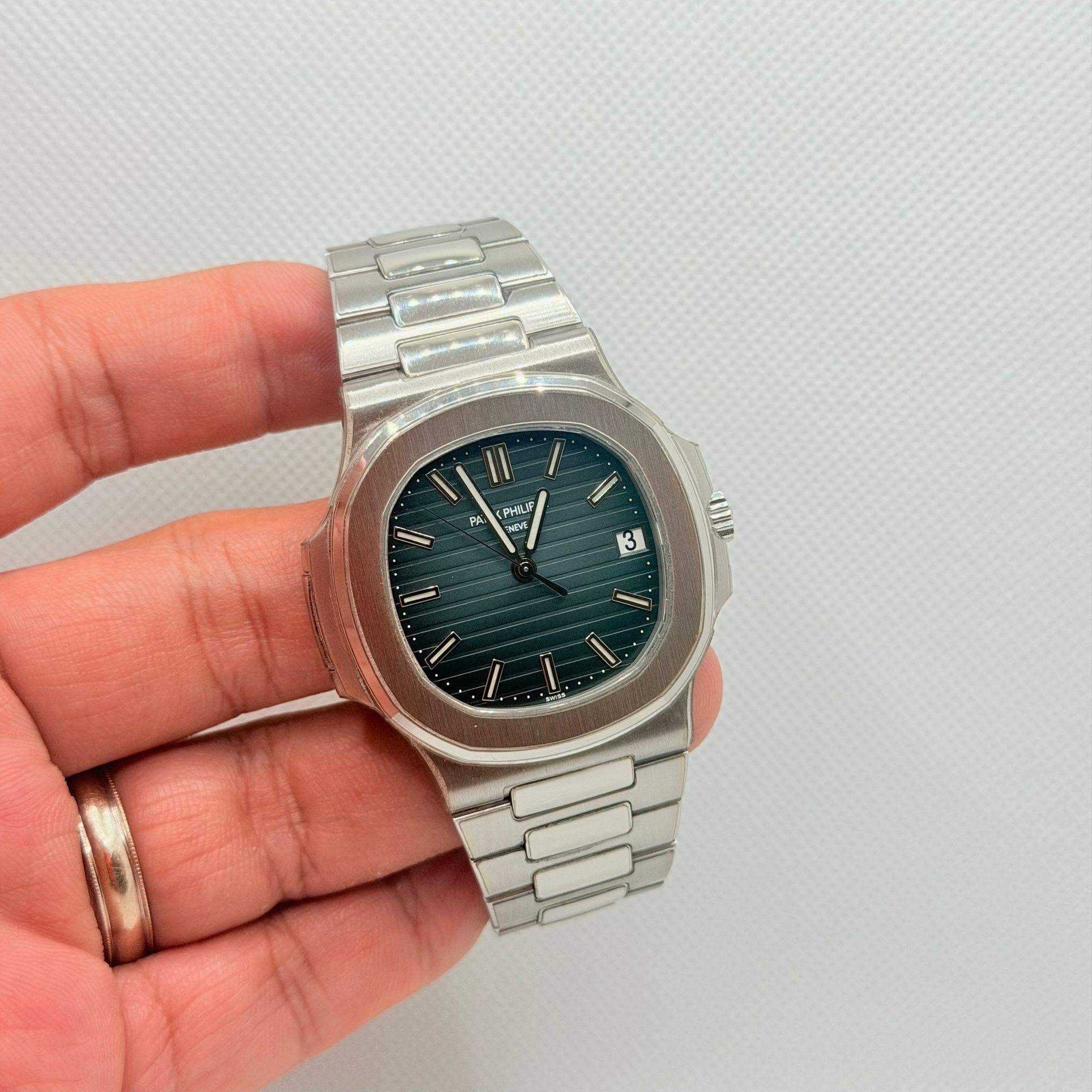 May be an image of digital watch and text that says 'F PHLF က MW U ١١'