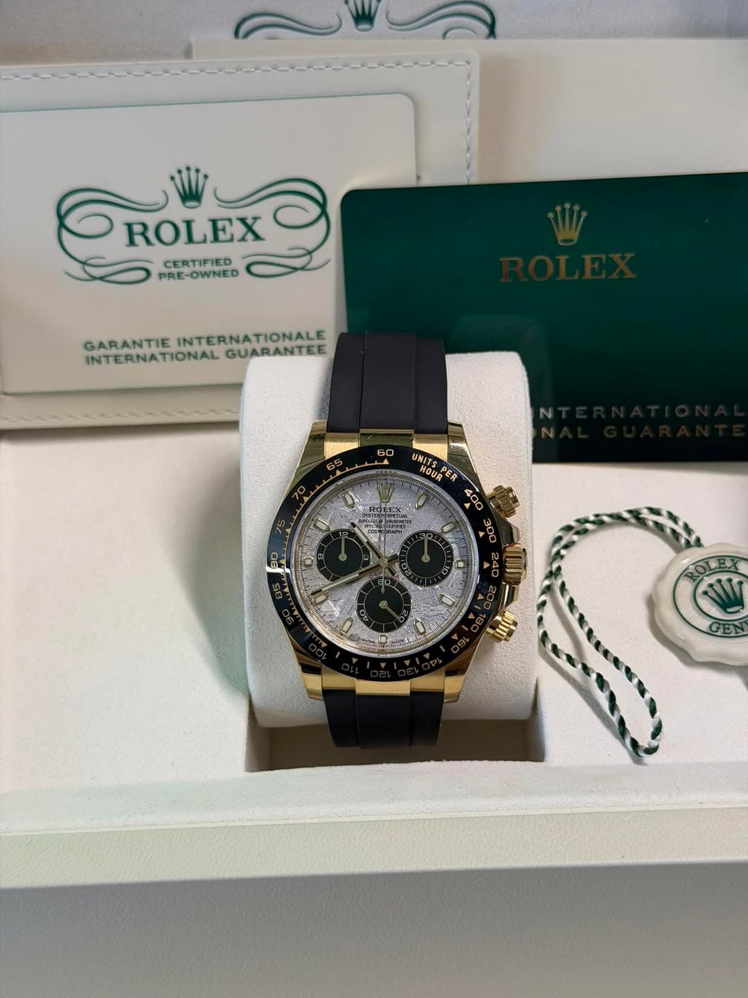May be an image of wrist watch and text that says 'GROLEX ROLEX CERTIFIED PRE-OWNED GARANTIE INTERNATIONALE TIONALE INTERNATIONAL INTERNATIONALGUARANTEE GARANTIEINTGUARANTEE TIONAL…