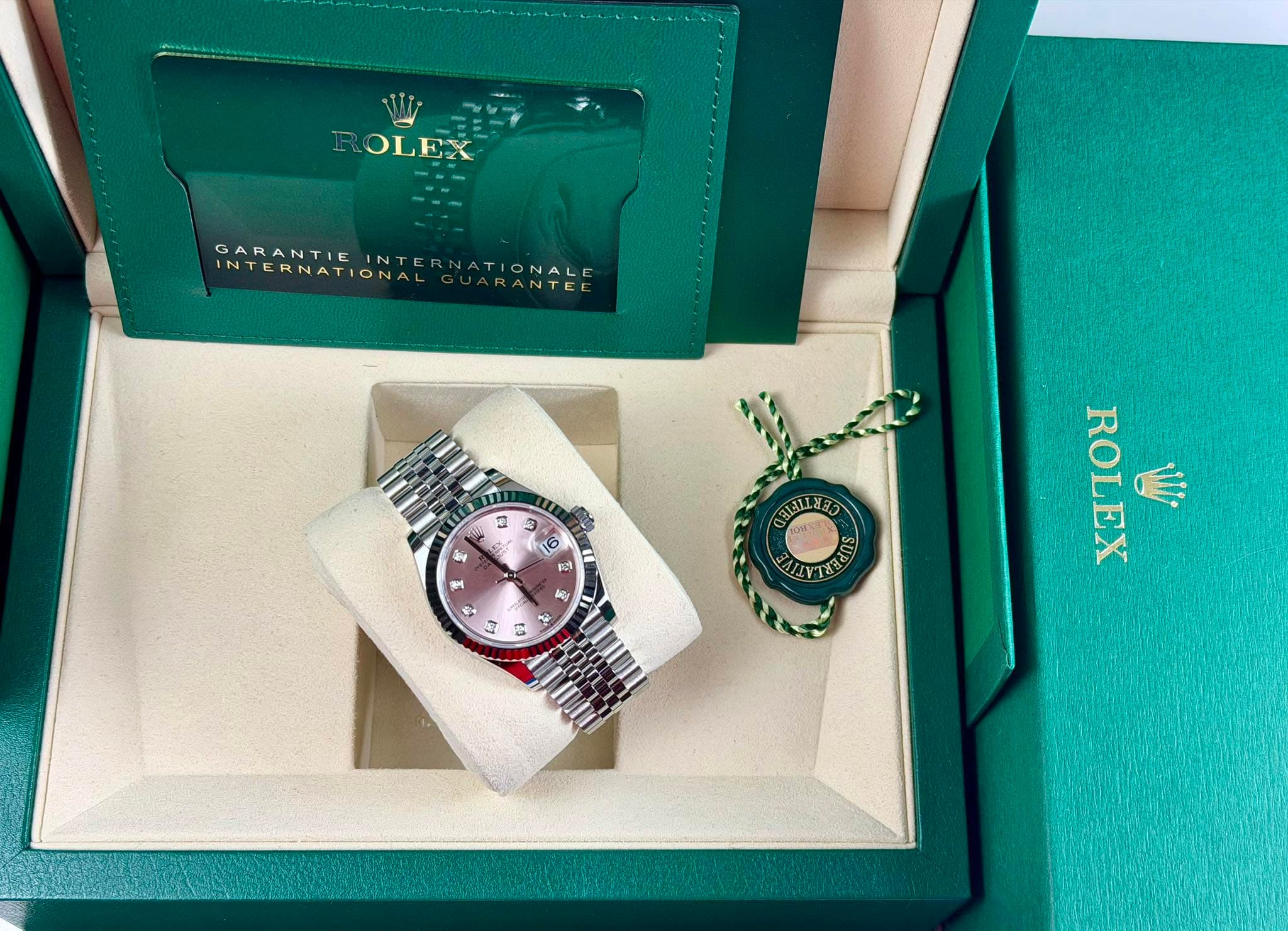 May be an image of wrist watch, jewelry and text that says 'ROLEX GARANTIE INTERNATION GARANTIEINTERNATIONALE INTE INTERNATIONALAINATIONALE TERNATIONA! 1 定 W 慢 ዮጋና de ពីម (O 0 15…