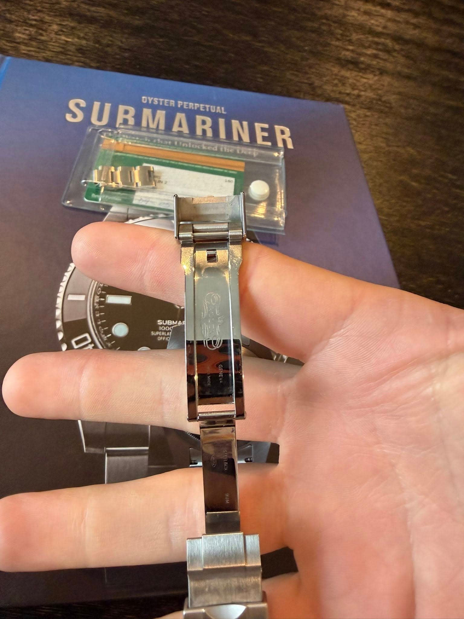 May be an image of digital watch and text that says 'SURM SURMARINER Ls DYSTER DYSTERPERPETUAL PERPETUAL SUBMA SUPERLAT 7က 1O00 D'