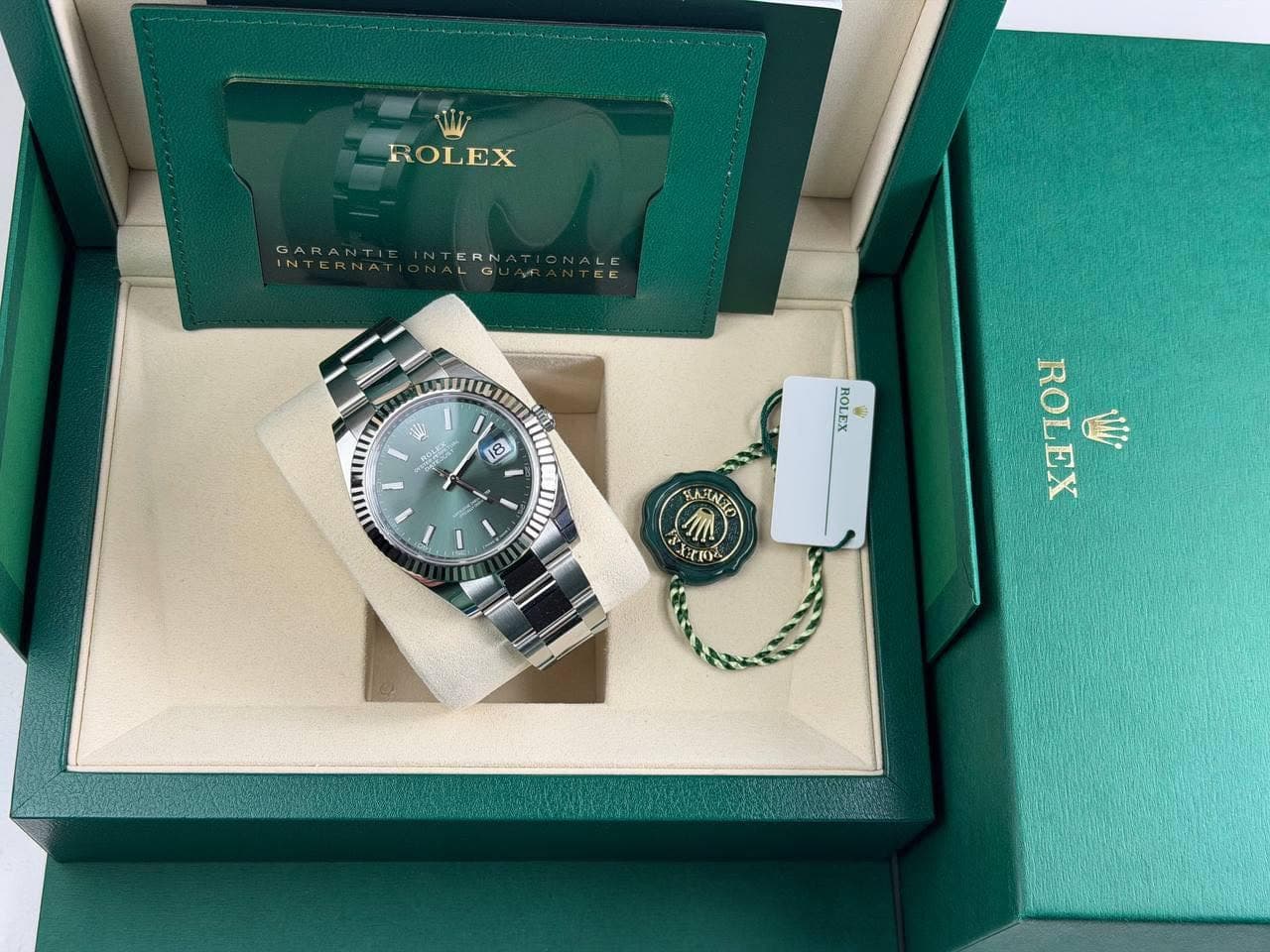 May be an image of wrist watch and text that says 'ROLEX GARANTIEINTERN GARANTIE し W በም က ROLEX No S 형 e 電 له ۱ 1 ROLEX ש'