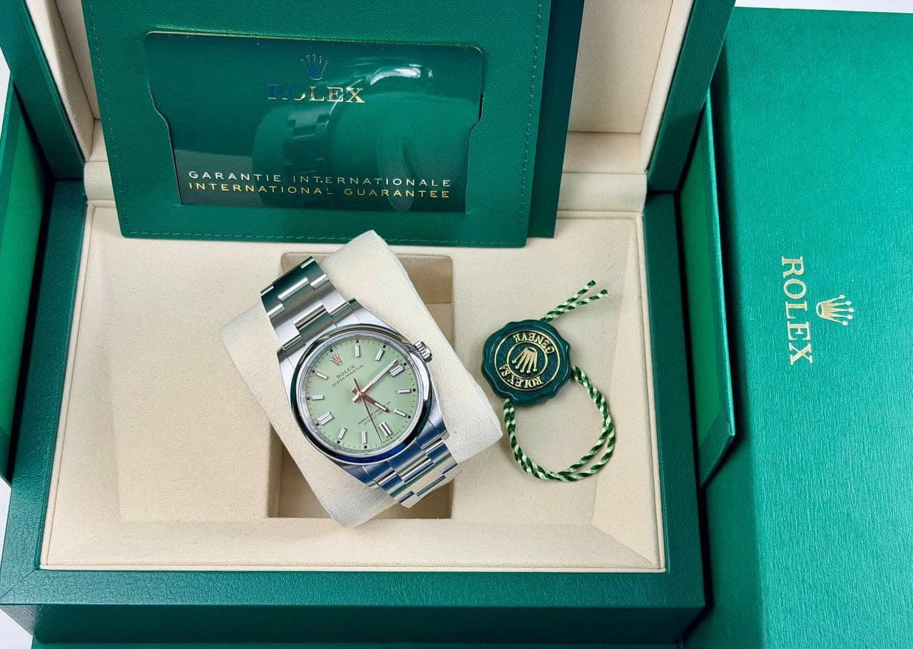 May be an image of wrist watch and text that says '-OLEX GARANTIE INTERNATIONA! GARANTIEINTERNATIONALE INTERNATIONALGUARANTEE RNATIONALE GUARANTEE ดาทิ ROLEK ማየባያ ROLEK FLABNED ۳۸…