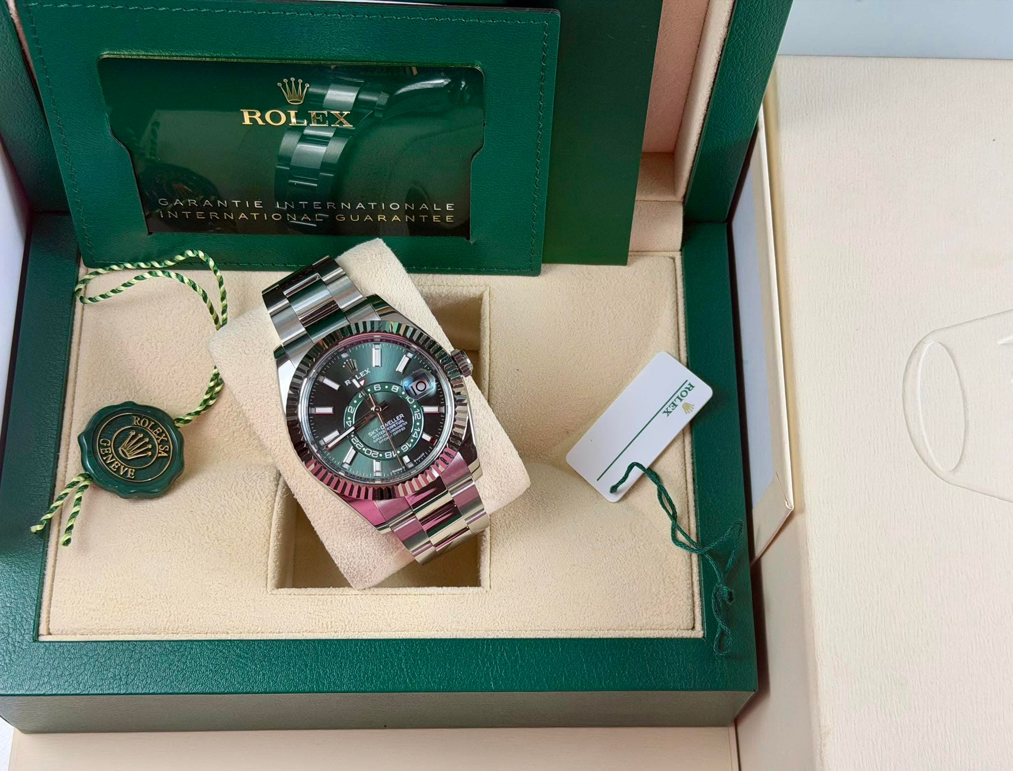 May be an image of wrist watch and text that says 'ROLEX ROL RNATIO NATIO UARA E .E 6. E VEVE D5 B 4E Sy P N OE Xa'
