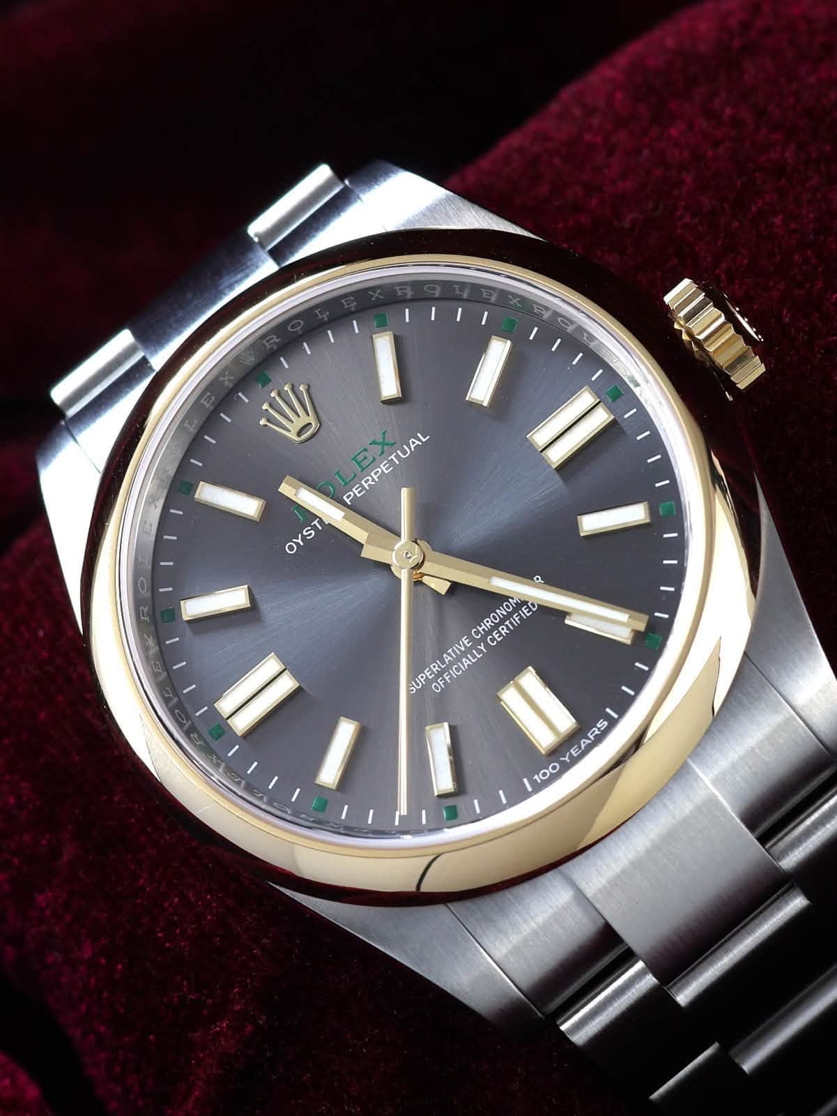 May be an image of wrist watch and text that says 'ل መበ! W PERPETUAL OYST ۵ ဂု CHRONOM CHRONOM CERTIFIED CERT IED SUPERLATIVE OFFICIALLY EARS S 100'