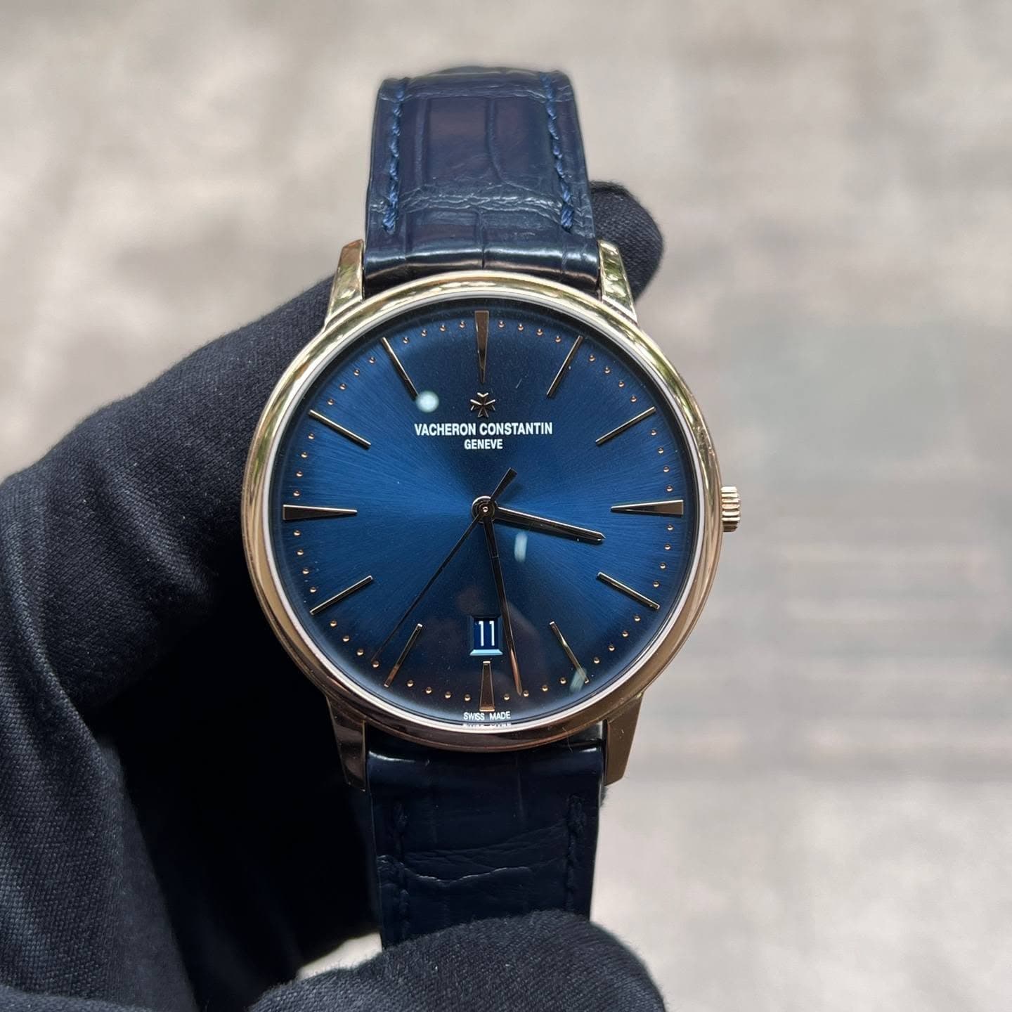 May be an image of wrist watch and text that says 'ACHERO VACHERONCONSTANTIN CONSTANTIN GENEVE mijn SNESNADE SAES A MADE'