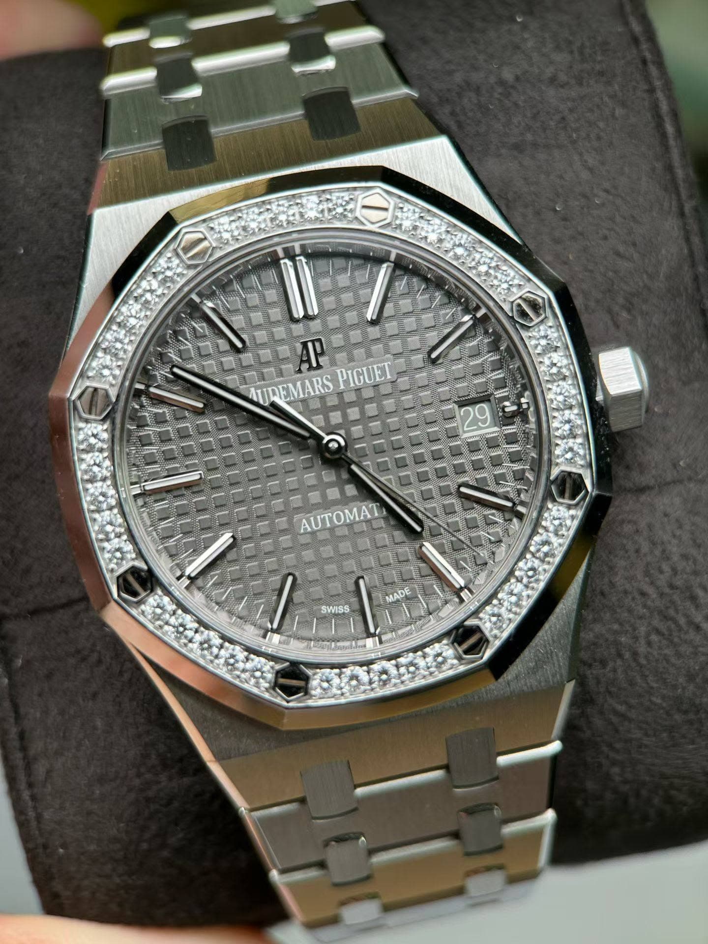 May be an image of wrist watch and text that says 'AT UREMARS AUDEMARSPIGUET PIGUET 29 Ta 일 AUTOMAT MADE 1 SWISS naAyAHe'