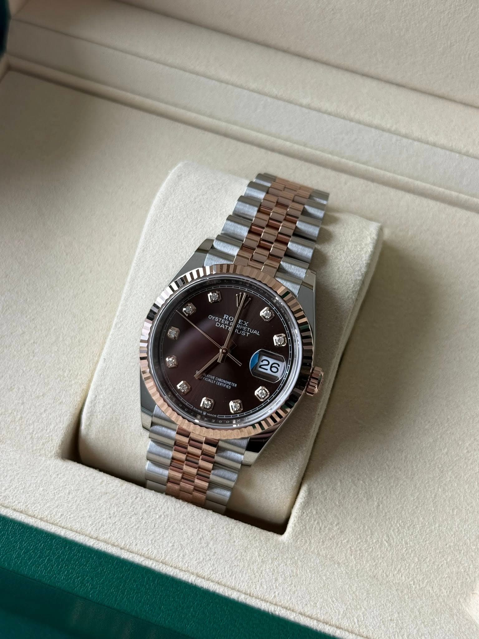 May be an image of wrist watch and text that says 'ن DATE 26 40'