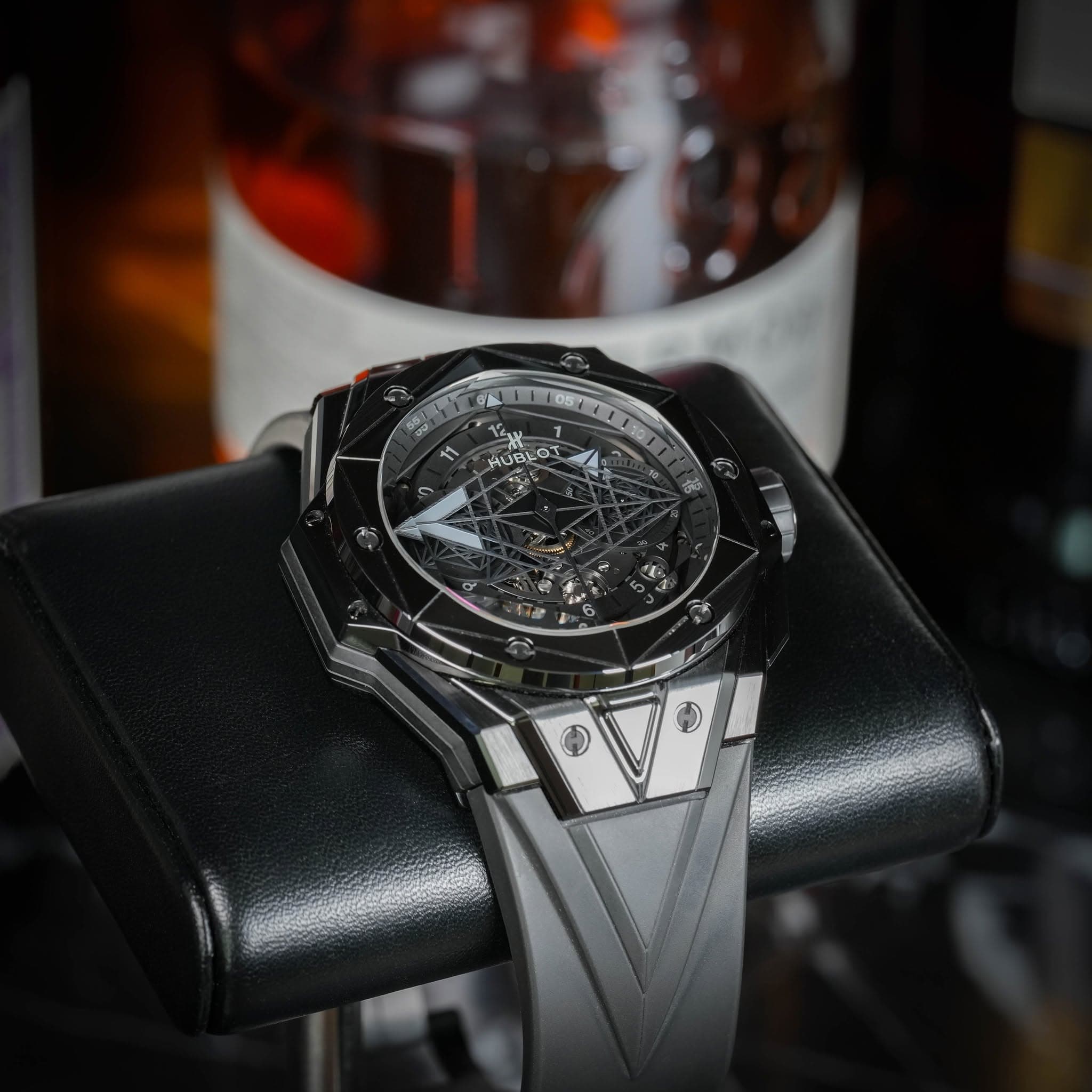 May be an image of wrist watch and text that says 'لة I I 0E 3၆၀ MLOT HUE MUBLOT て OT 110 110/'