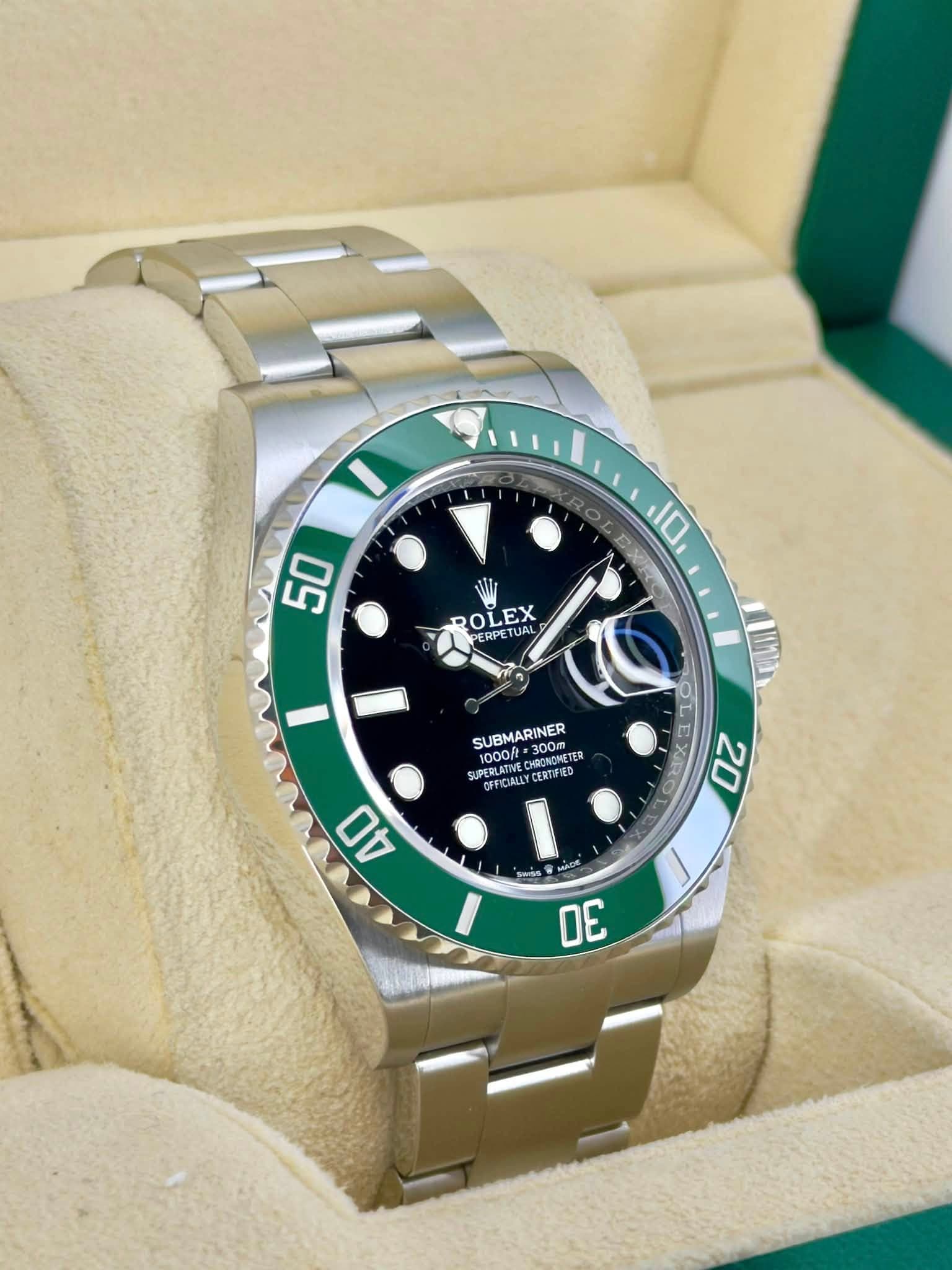 May be an image of wrist watch and text that says '0 E 10 50 DOISY ROLEX TUAL PERPETUAL 1 1000/5 SUBMARINER 0/=300m 1000/t HeTиomeTeR KAcau 1.300m SUPERLATNE CHROMOMETER…