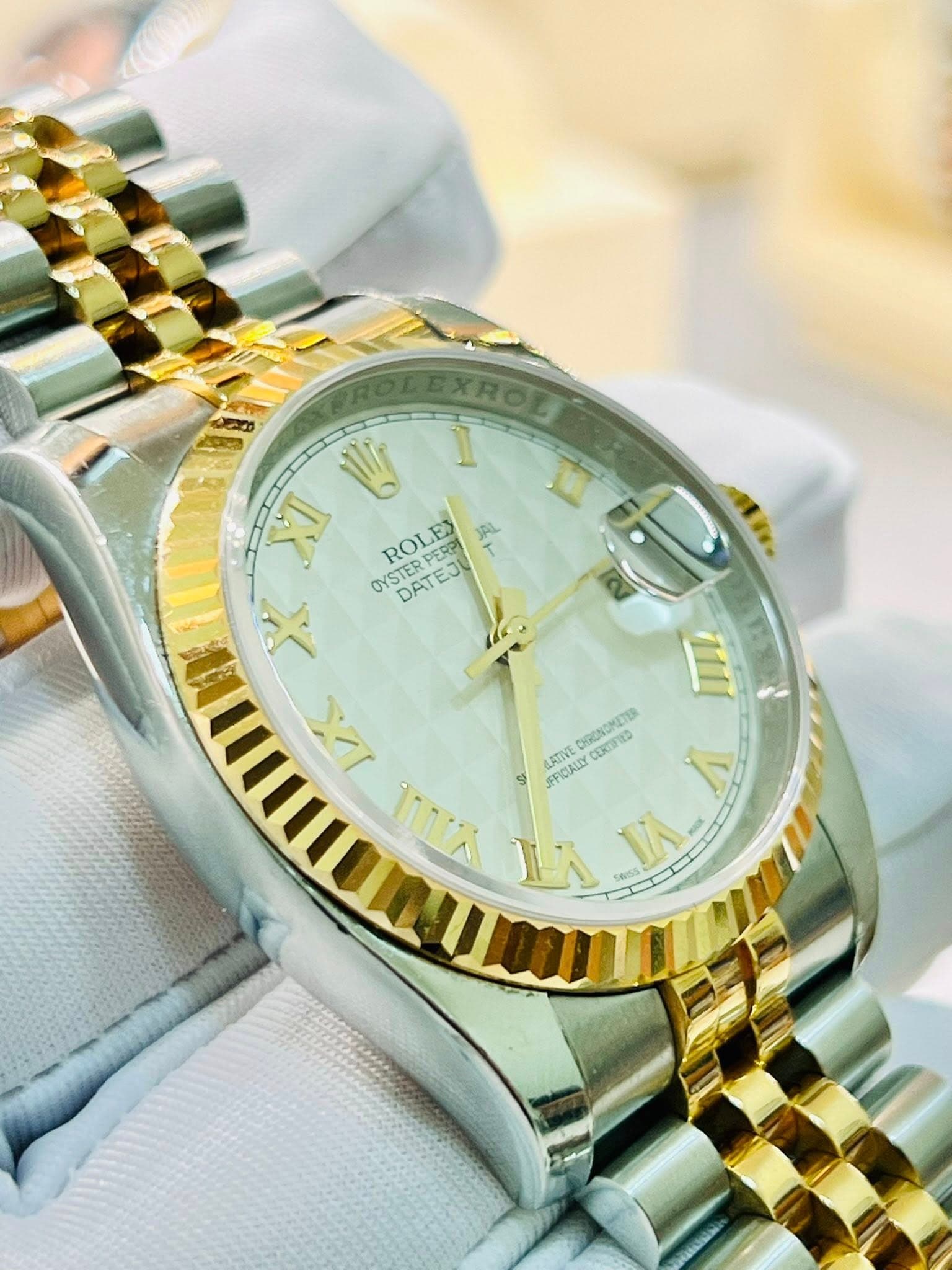 May be an image of wrist watch and text that says 'ROLEXROD XROL 1li ROL OYSTER DATEJU J 光 1X A A H 自 DRONONETER สมหขายว CEAUT TBR LATIVE AL 今 IA'