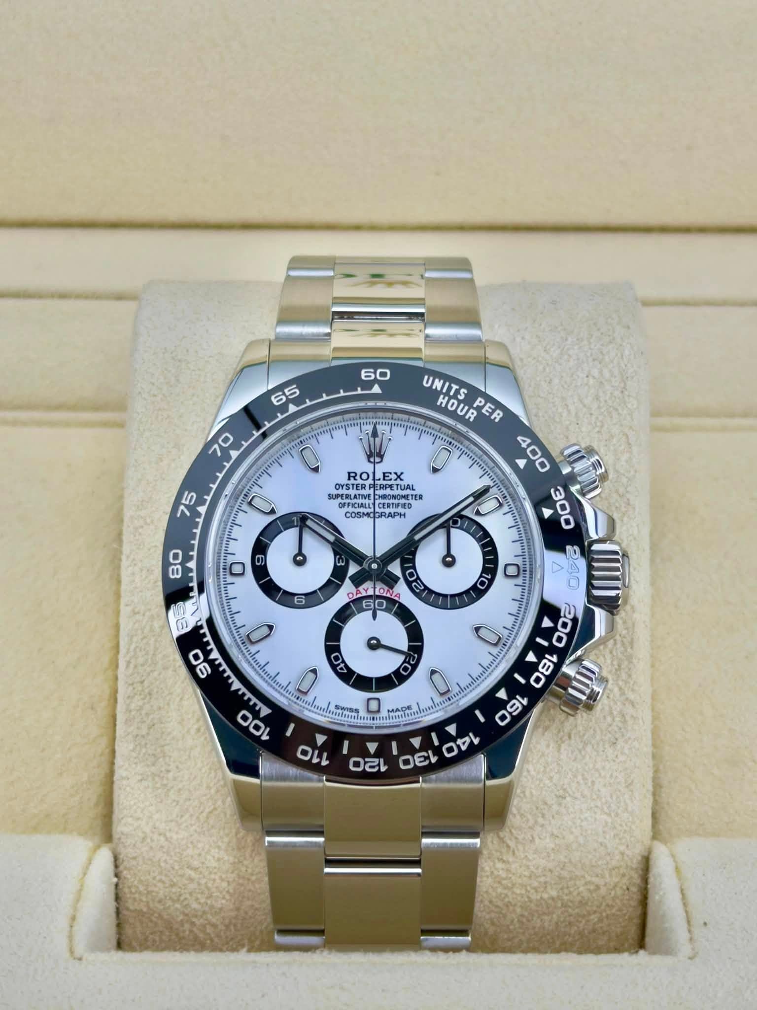 May be an image of wrist watch and text that says ' ROLEX OYSTER OYSTERPERPETUA ERPETUAL MRONENETEE SUPERLATIVE SuPeemian OFFICIALL COSMO GRAPH و 9 1 1 80 ลริ e 6 O DAYION O…