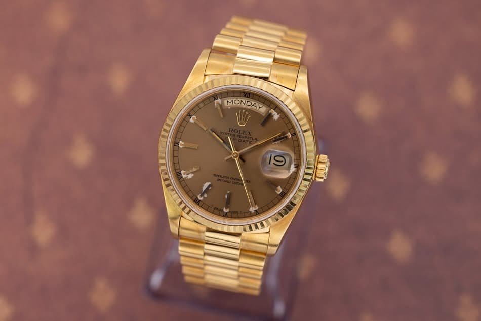May be an image of wrist watch and text that says 'MONDAY คาธ์ 77 P ብ ٣ لستن'