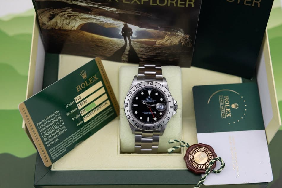 May be an image of wrist watch and text that says ' OYSTERPERPETUAL PERPETUA PERPE TUAL oлoB montre Ref. série OYSTERP 790 Modele 21 émen informations GARANTIE 0 ompler encernant…