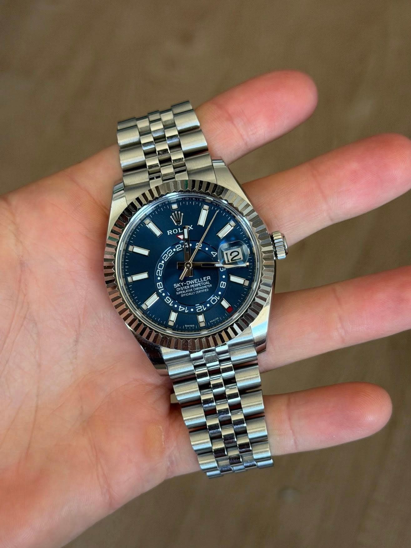 May be an image of wrist watch and text that says 'ROL မ် 18 の子 902 CINELOL OWELLER ン د o 16 1e 14 生そ 76 76 9: οι 10 7 12 N 7 UIL'