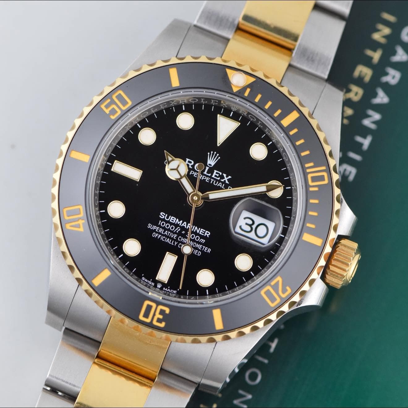 May be an image of wrist watch and text that says '50 ROLEX PE PERPETUAL 40 10 SUPERLATIVE DEECIALLY 1000ft SUBMARINER 300m OFFICIALLY Or CHAN HRINO HONOM 300m SNOMETER IED NOMETE…