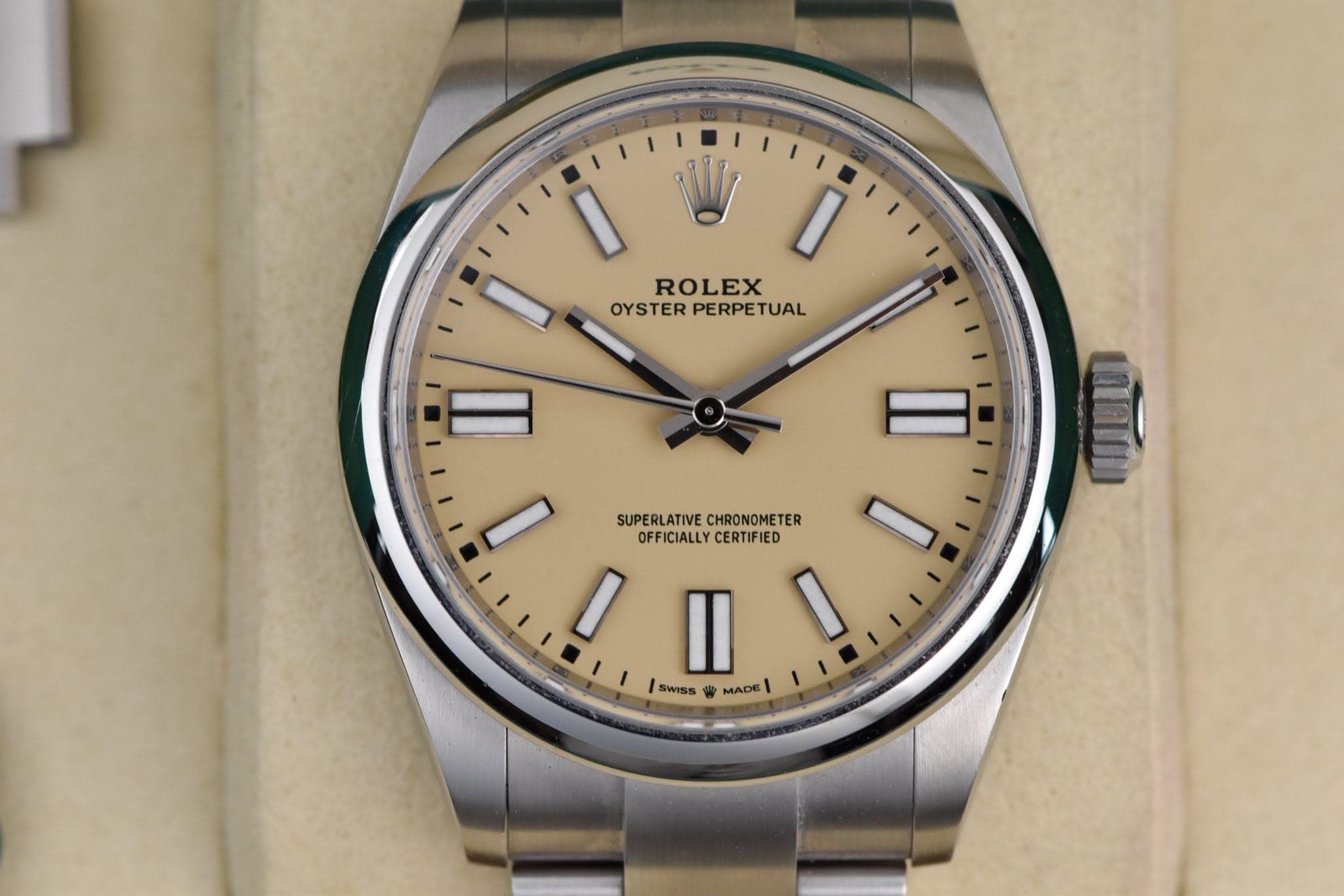 May be an image of wrist watch and text that says '1 ROLEX OYSTER OYSTERPERPETUAL PERPETUAL - SUPERLATIVECHRONOMETER SUPERLATIVE CHRONOMETER OFFICIALLY OFFICIALLYCERTIFIED…