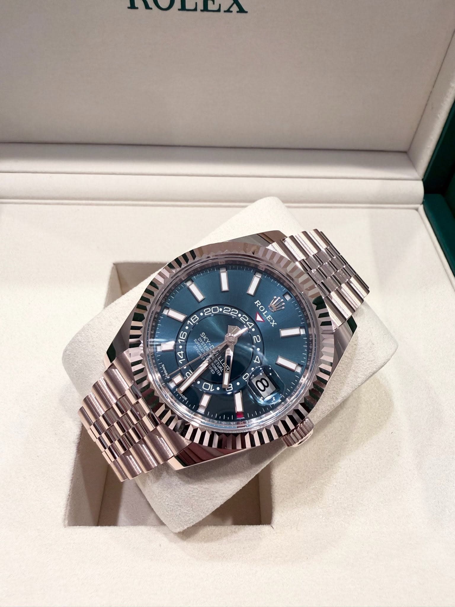 May be an image of wrist watch and text that says 'a ROLEX RO U 16 2 14 OI αΙ AULU A U 0 3 ロレ A መስ'
