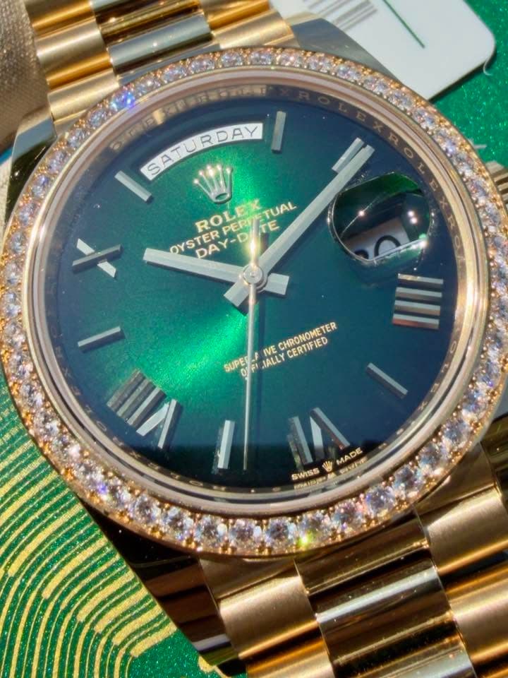 May be an image of wrist watch and text that says 'SATURDAY ROLEX PERDETUAI TE TUAL OYSTER| DAY-D/ YSTERPERTE DAY PERI IVE CHRONOMETER CHRONOMETER ED SUPE-F OF JALLY CERTIFIED M…