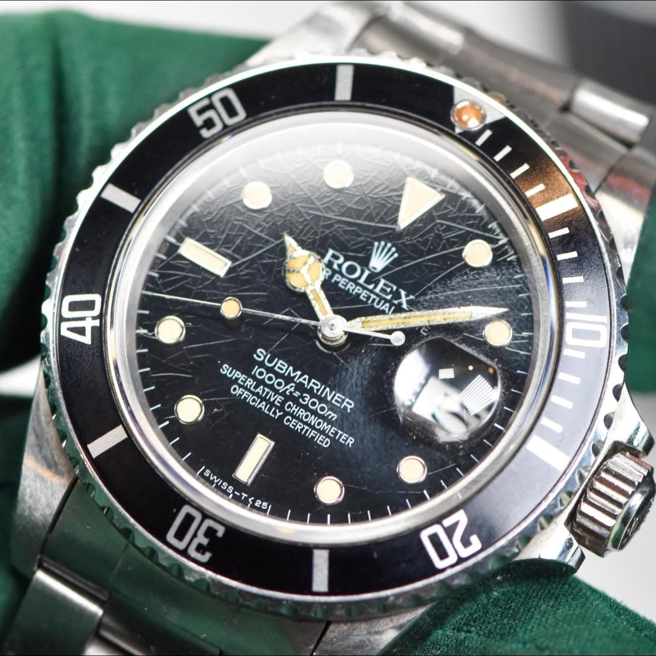 May be an image of wrist watch and text that says '50 m 40 ROLEX W12 PERPETUAL PERDO PERPETUA SUPER UPERLATIVE 1000 OFFICIALLY SUPERLATIVE 1000 IOOMARINER LATIR SUBMARINER 300m I…