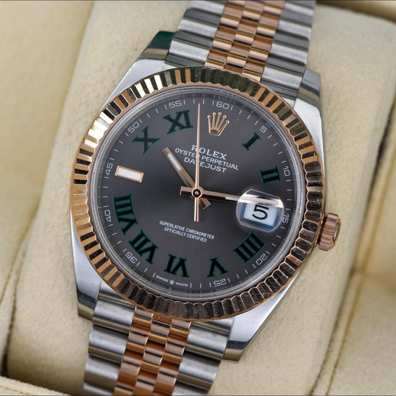 May be an image of wrist watch and text that says ' W OYSTE OYSTEOLEX DA OLEX DYSTEPERPETUAL EJUST PERPETU TUAL 10 40 SUPERLATIVE FFICIALLY CALLY CHRONOMETER TER CERTIFIED 5 SL S5β¦