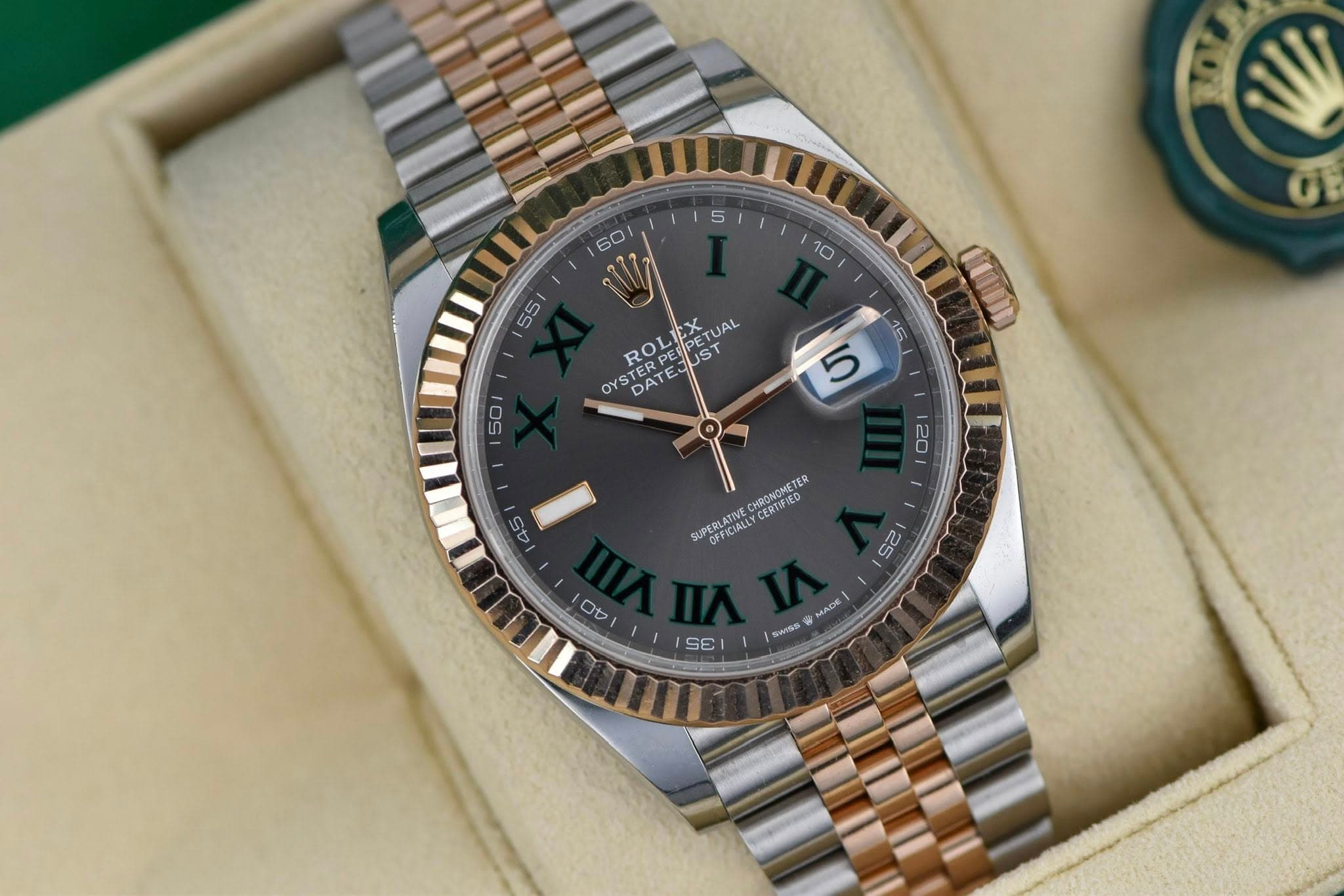 May be an image of wrist watch and text that says ' ROLIE L TUAL JUST UST OYSTE DAT YSTERPE DATEJ o γΉ CHRONOMETE ER SUPERLATIVE CERTIFIED OFFICIALE 55 ob C ε SE MADE| SIMSS'