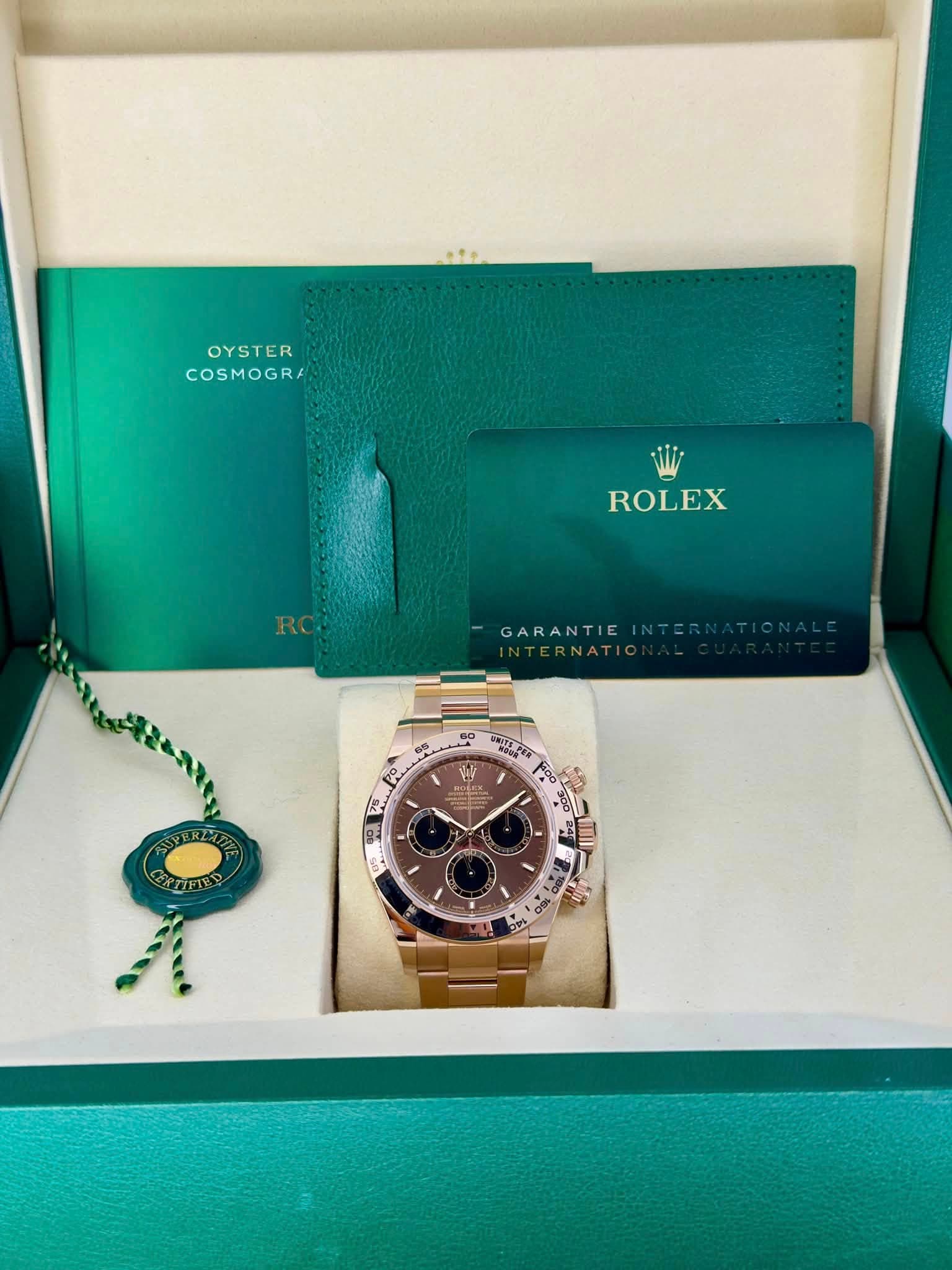 May be an image of wrist watch and text that says 'OYSTER COSMOGRA ROLEX GARANTIEINTERN GARANTIE TERNATIO かめ o 愛 の SNIFL.BER 世 유근포 La 0一 a B CERTIFTED هي ሌጠውያ'