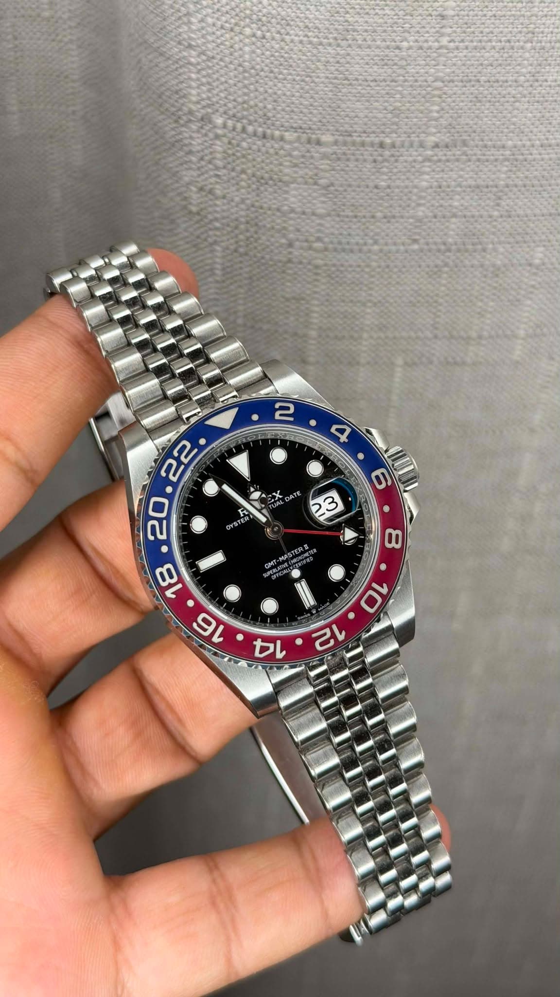 May be an image of wrist watch and text that says '2 P 4 X 5 3 YOTEN MASTER2 00 OSONON 10 12 14'