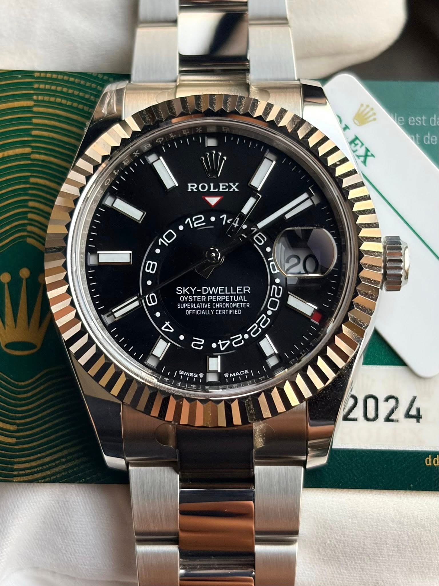 May be an image of wrist watch and text that says 'P Miy le est d EX de ROLEX 8 12 14 |I 10 6 10 م ~ ဖ ر SKY-DWELLER OYSTERPERPETUAL PETUAL UPERLATIVE.CHRONONETE CHRONOMETER…