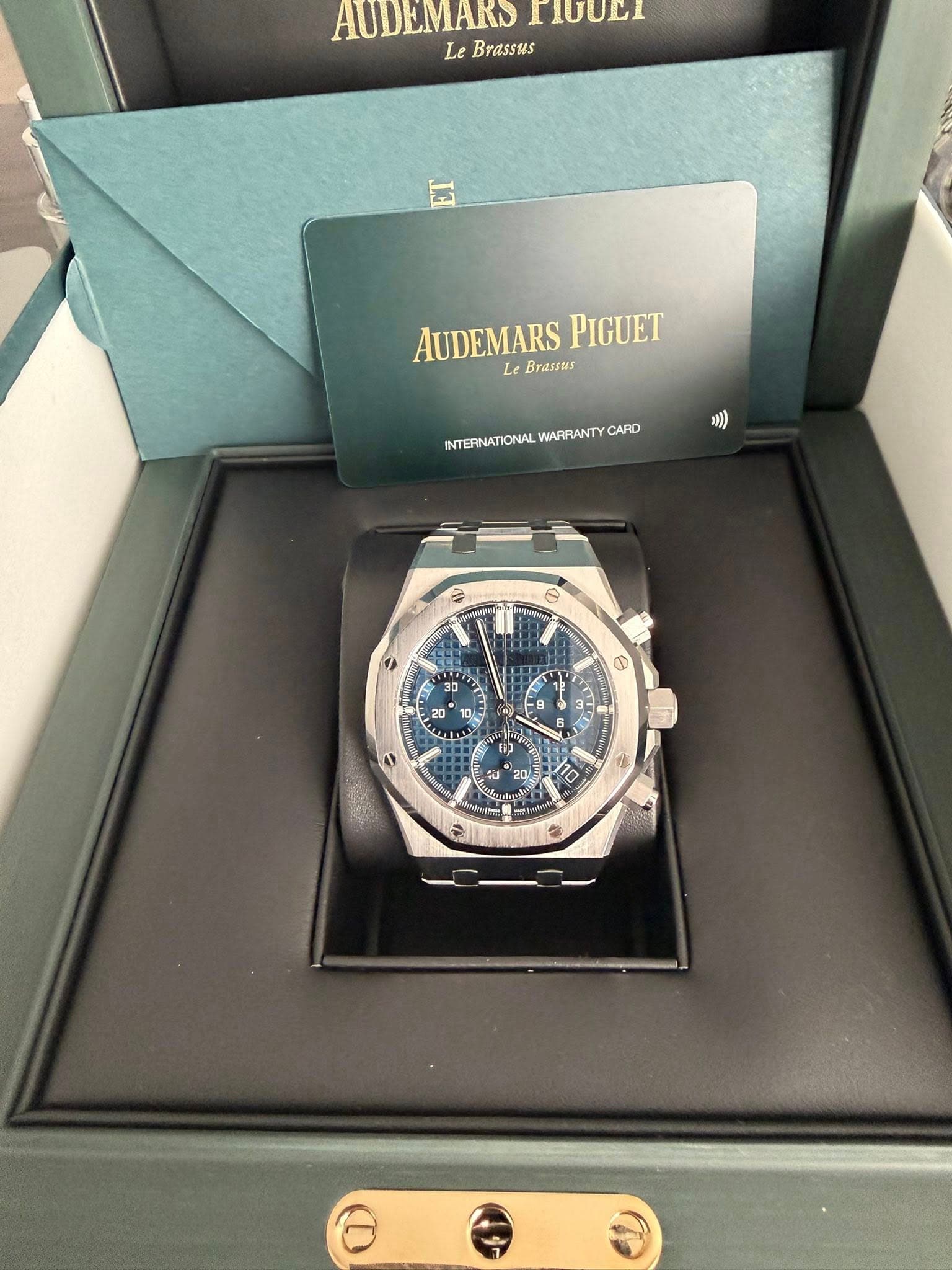 May be an image of wrist watch and text that says 'AUDEMARS TOULI Le Brassus AUDEMARS AUDEMARSPIGUET Brassuus PIGUET LeBrassus Le INTERNATIONAL WARRANTYCARD NTERUATONALWARRANTYCAPO…
