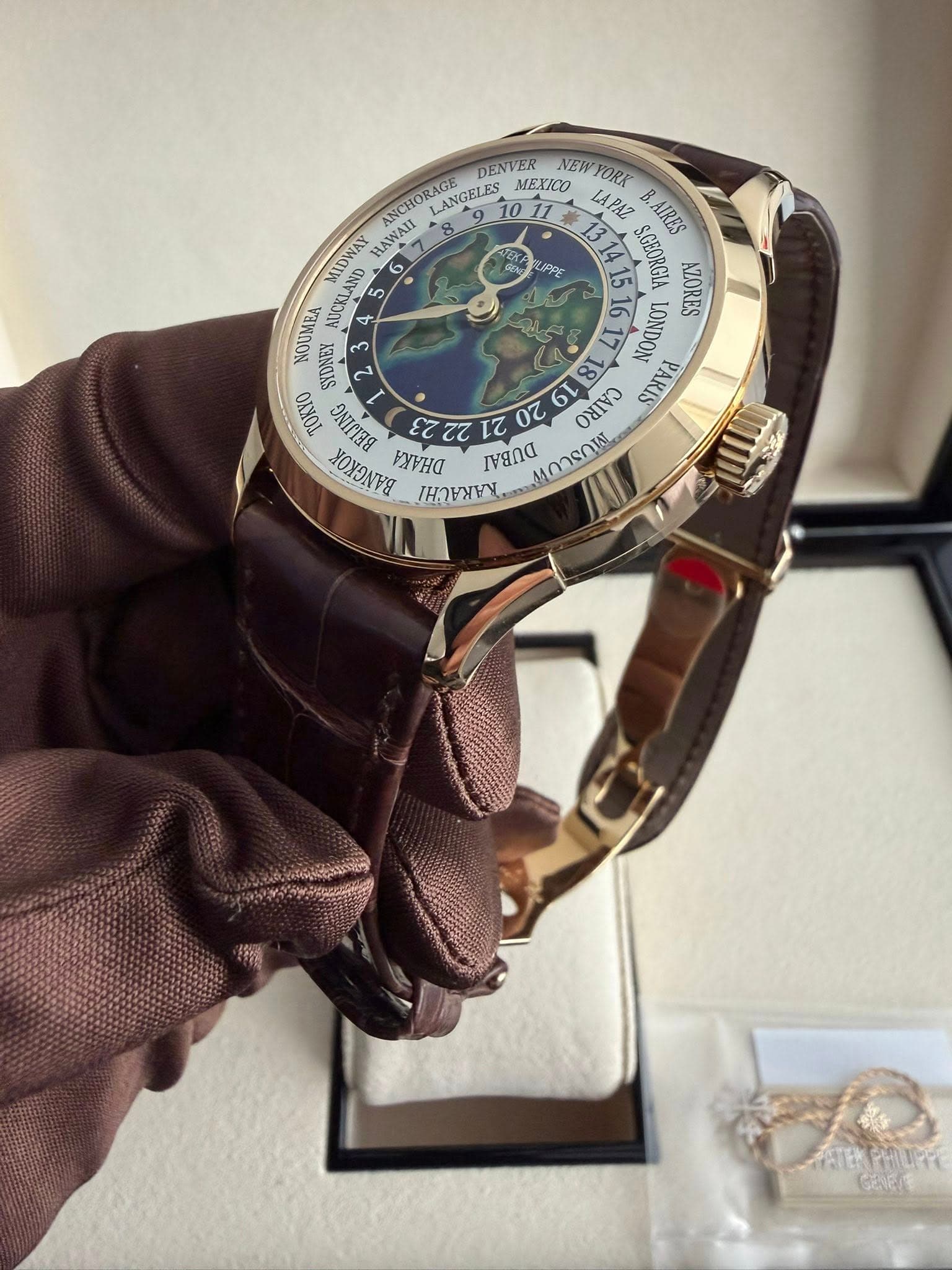 May be an image of wrist watch and text that says 'LIPPE ANCHORAGE DENVER LANGELES 10 MEXЮO NEW NEWYORK YORK LAPAZ B AIRES MIDWAY HAWAHI HAWAI SGEORGIA NENESS NOUMEA AUCKLAND 5 4…