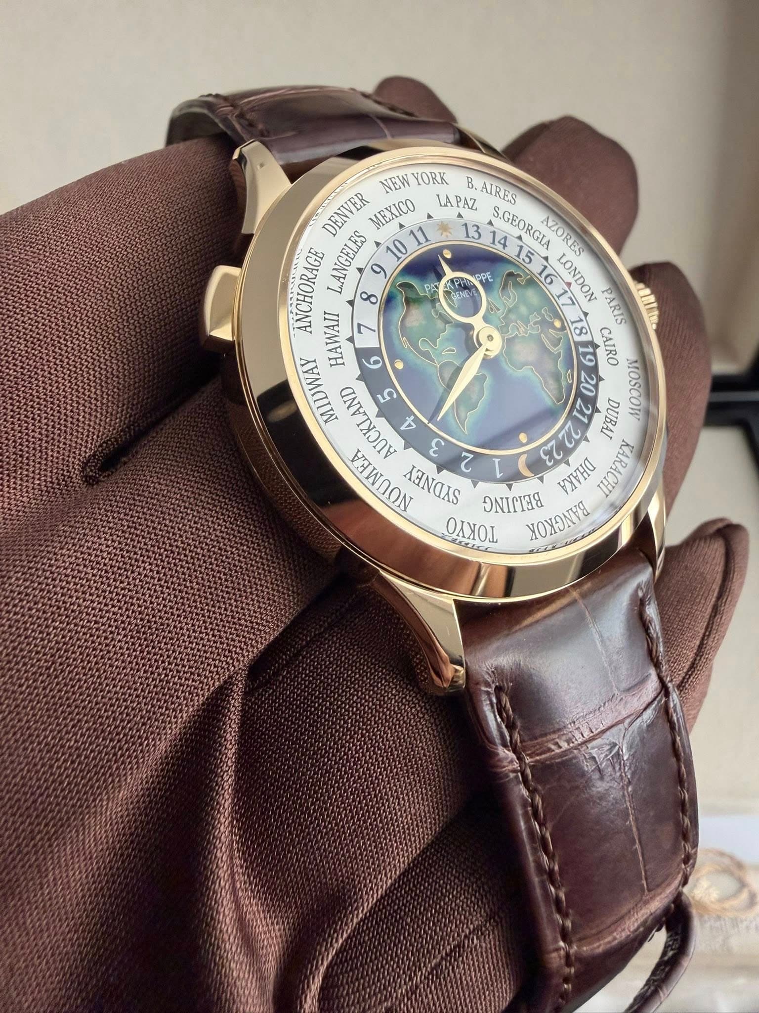 May be an image of wrist watch and text that says 'NEW YORK .AIRES DENVER EXICO LAPAZ S.GEORGLA A NZORE ANCHORAGE LANGELES နင 8 161718 PARIS 、 LONDON 16171819 ES HAWAII WAT 7…
