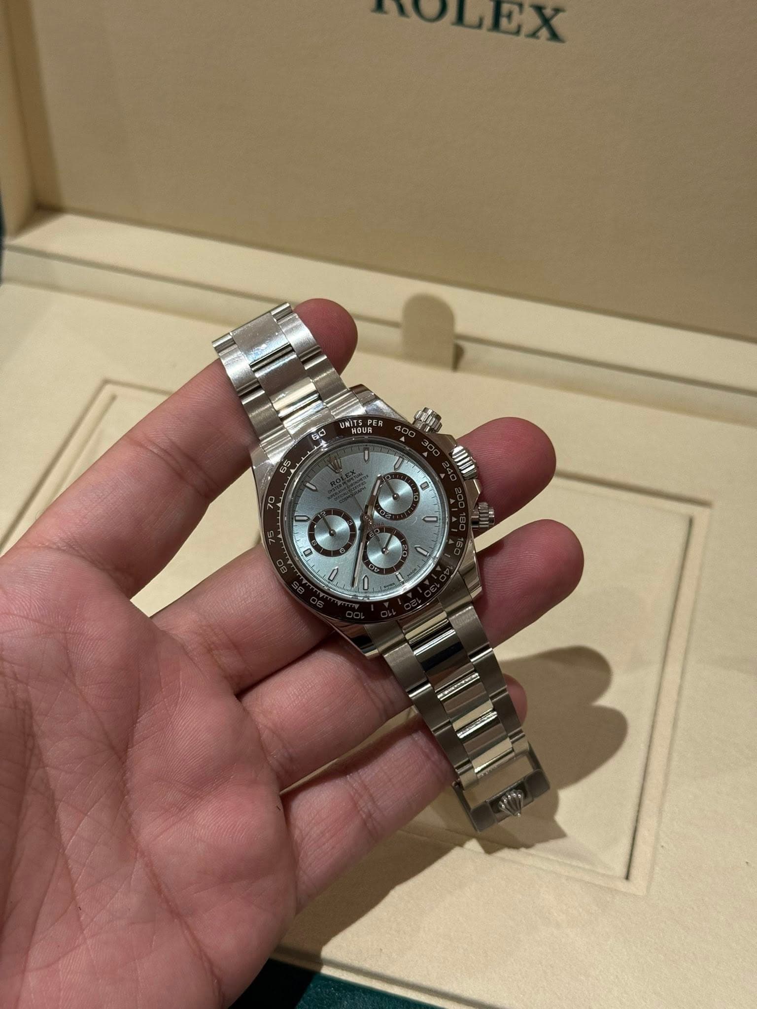 May be an image of wrist watch and text that says 'OLEX UII 0 F D'