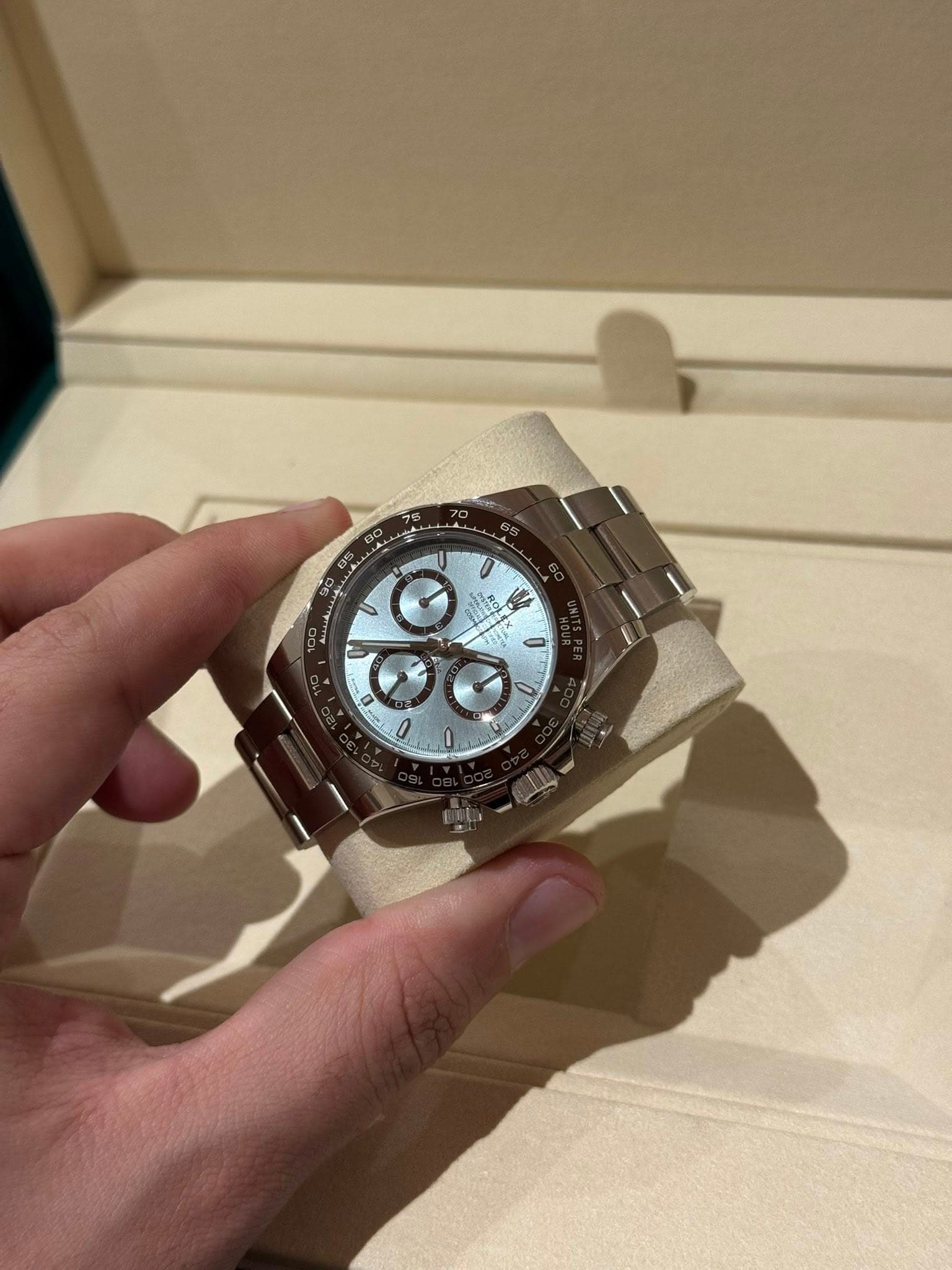 May be an image of wrist watch and text that says 'G 0 0 0'