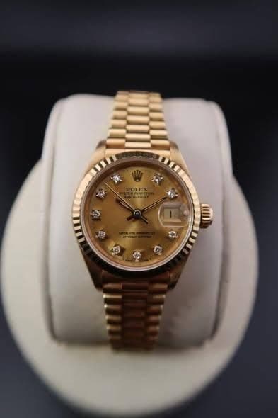 May be an image of wrist watch and text that says 'NPUR 月 ሰ'