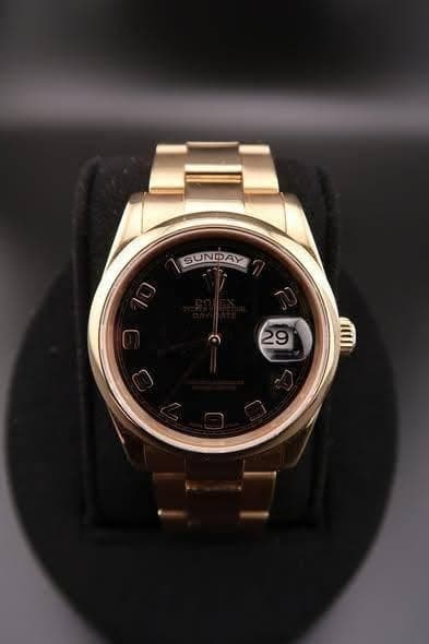 May be an image of digital watch and text that says 'SUNDDAY 29'