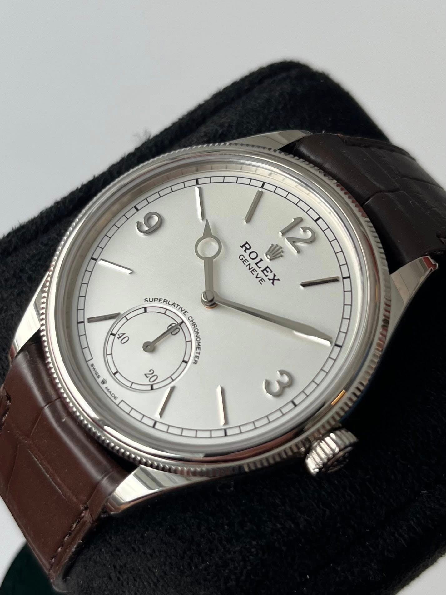 May be an image of wrist watch and text that says '12 GENEVE GENEVE ROLEX ΕΧ 40 SUPERLATIVE CHRONOMET ER SSWPS MAS 糖 M0AY 20 من SAAUD!'